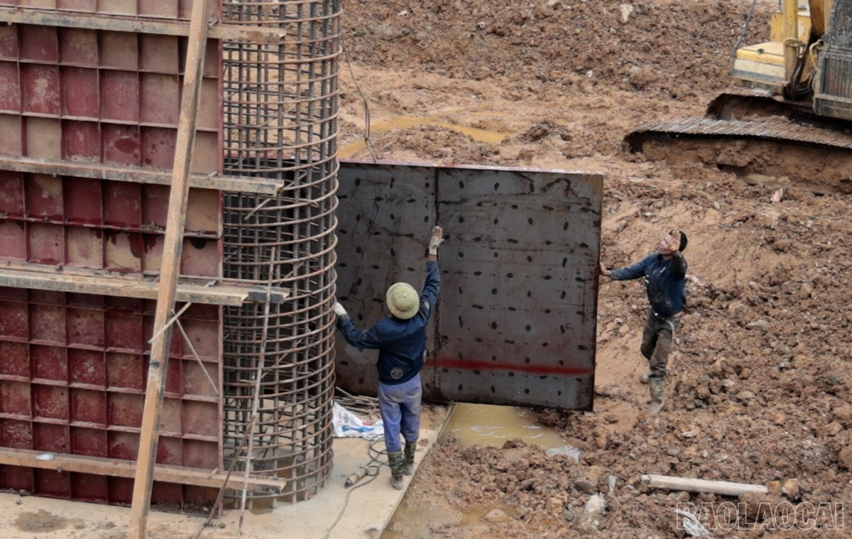Những đợt mưa lũ vừa qua khiến việc thi công giữa lòng suối gặp nhiều khó khăn. baolaocai-br_nd-3.jpg