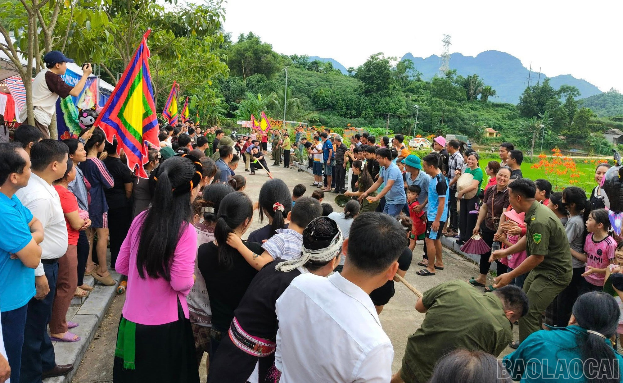 Người dân và du khách hòa mình vào các trò chơi dân gian tại lễ hội. baolaocai-br_lh-8.jpg