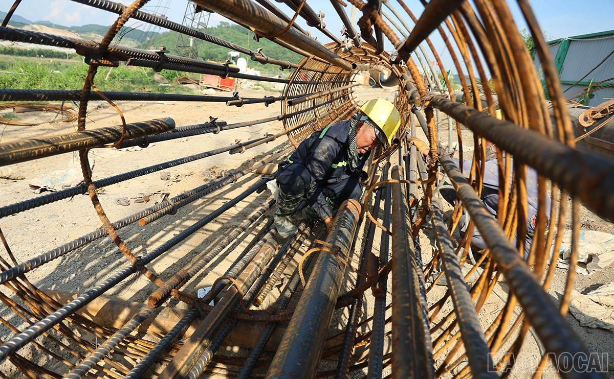 Ngày nghỉ lễ, nhịp độ thi công vẫn được duy trì "3 ca, 4 kíp". baolaocai-br_bs-2.jpg