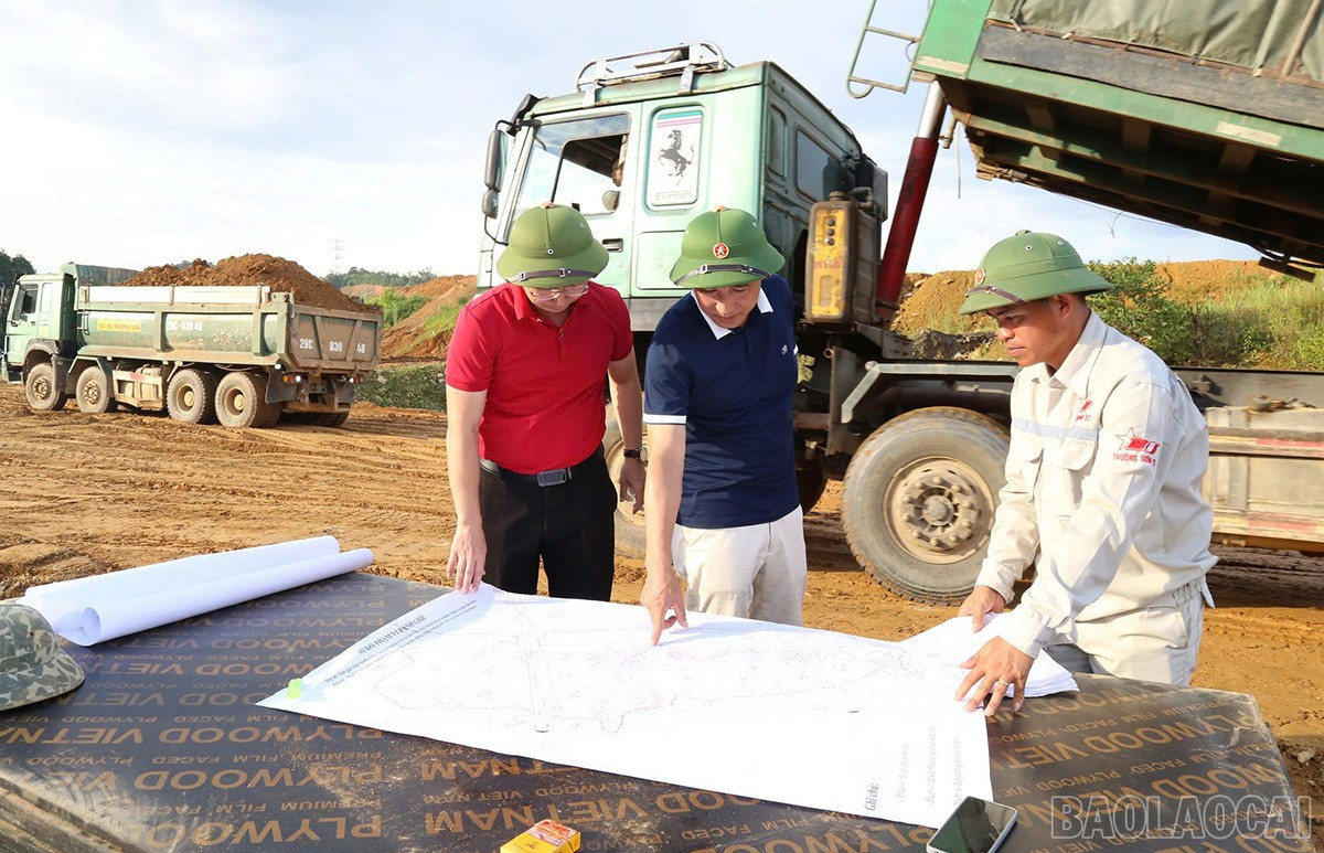 Cán bộ giám sát dự án trao đổi với nhà thầu về phương án thi công tại công trường. baolaocai-br_sx-3.jpg