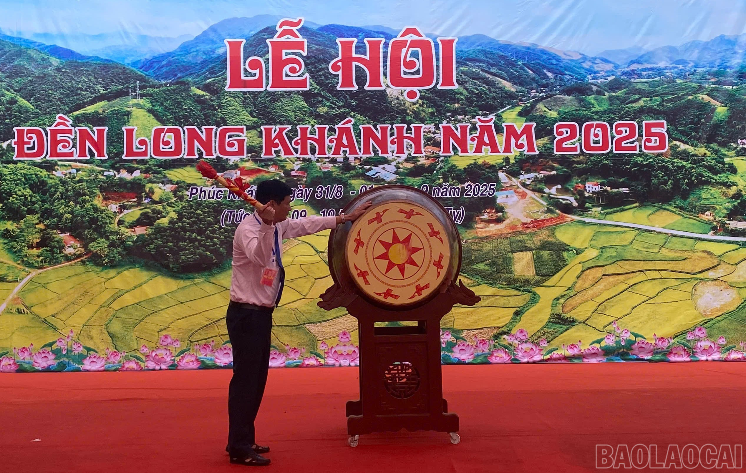 Lãnh đạo xã Phúc Khánh đánh trống khai hội. baolaocai-br_lh-12.jpg