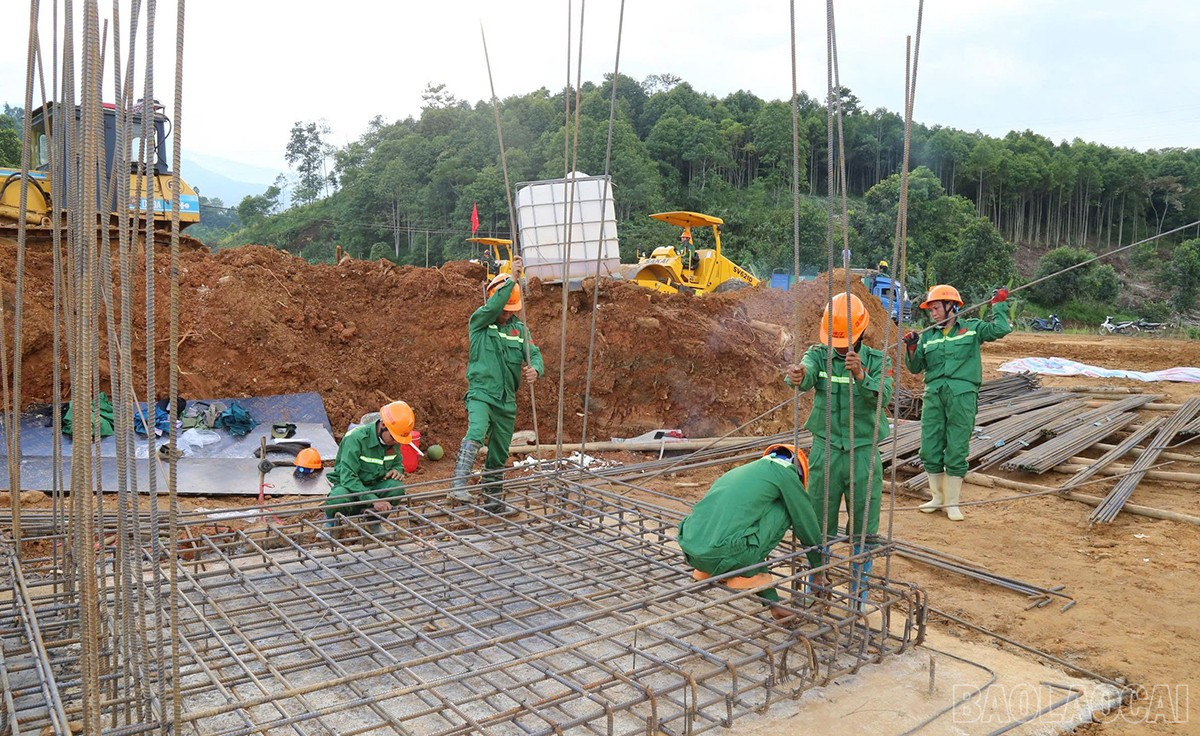 Công nhân làm việc khẩn trương để đảm bảo tiến độ. baolaocai-br_sx-4.jpg