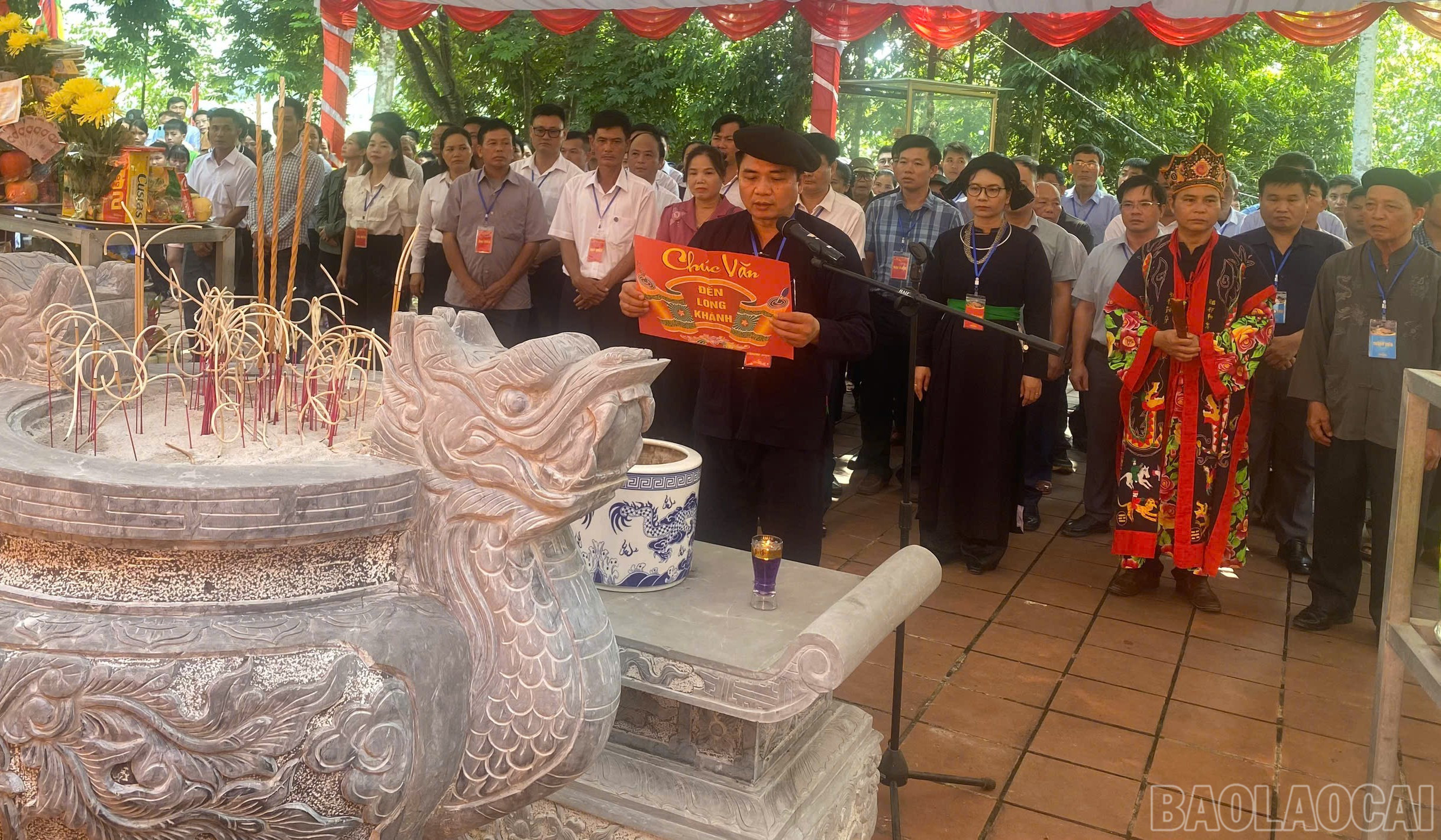 Các đại biểu dâng hương tại đền Long Khánh. baolaocai-br_lh-10.jpg