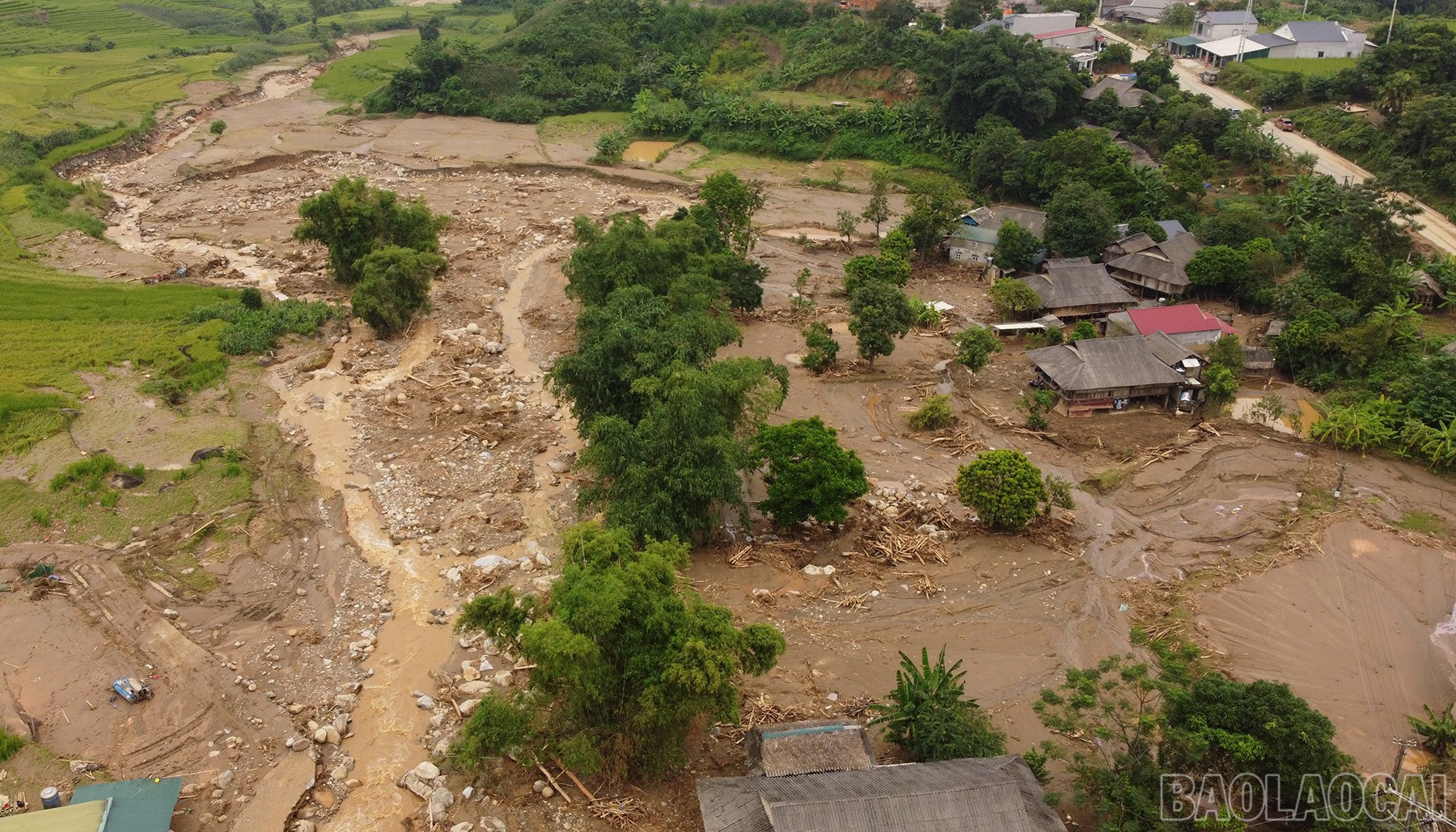 Bản làng thơ mộng giờ ngổn ngang đất đá. baolaocai-br_dji-0836.jpg