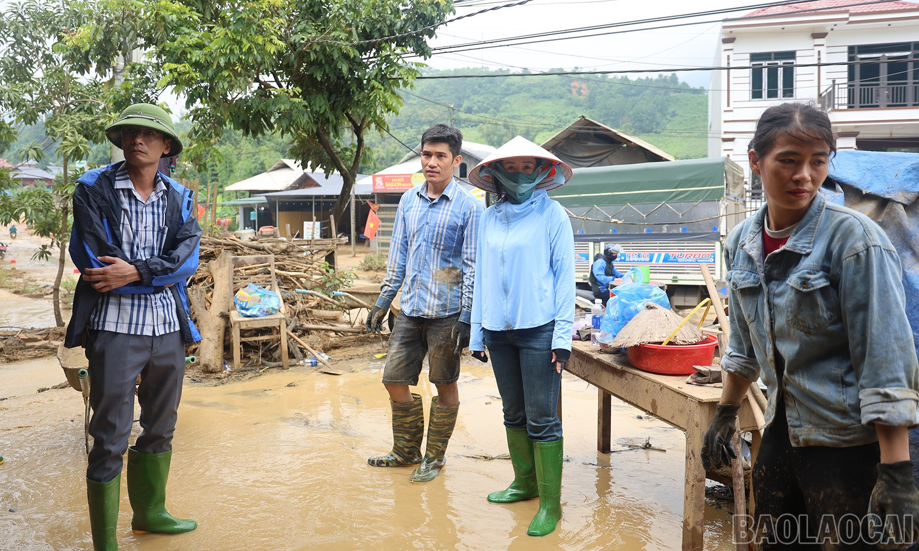 Lãnh đạo xã Dương Quỳ động viên Nhân dân khắc phục hậu quả hoàn lưu bão số 10 và sẵn sàng ứng phó với bão số 11. baolaocai-br_img-7487.jpg