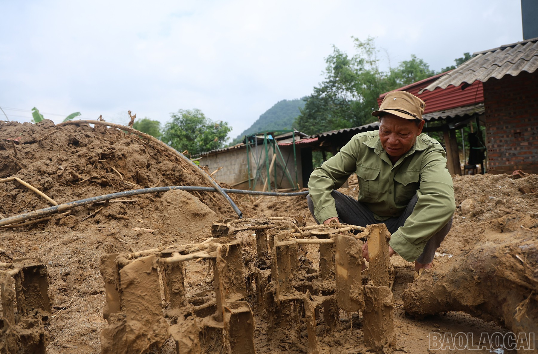 Ông Linh tìm lại những vật dụng bị vùi lấp. baolaocai-br_img-7576.jpg