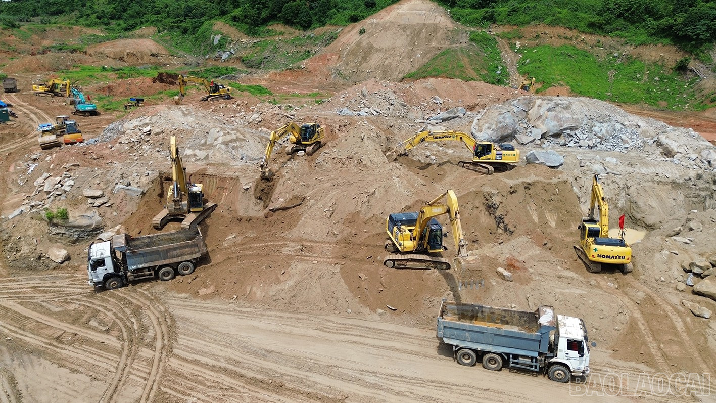 Đơn vị thi công tập trung nguồn lực phấn đấu hoàn thành dự án đúng kế hoạch. baolaocai-br_nha-may-dap-1.jpg