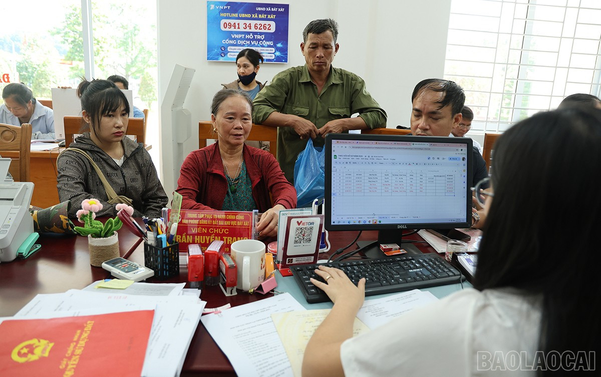Tiếp nhận và giải quyết thủ tục hành chính cho người dân tại Trung tâm Phục vụ hành chính công xã Bát Xát. baolaocai-br_canbo-3-7286.jpg