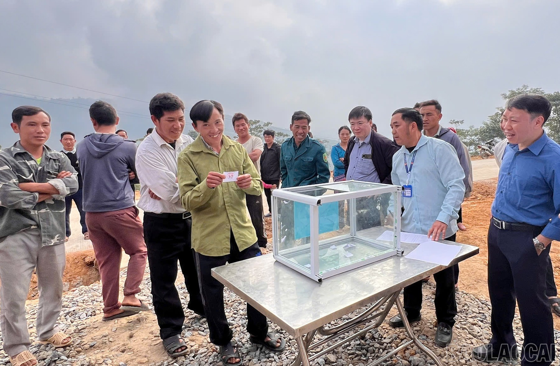 Người dân phấn khởi bốc thăm được căn nhà ưng ý. baolaocai-br_boctham-1.jpg