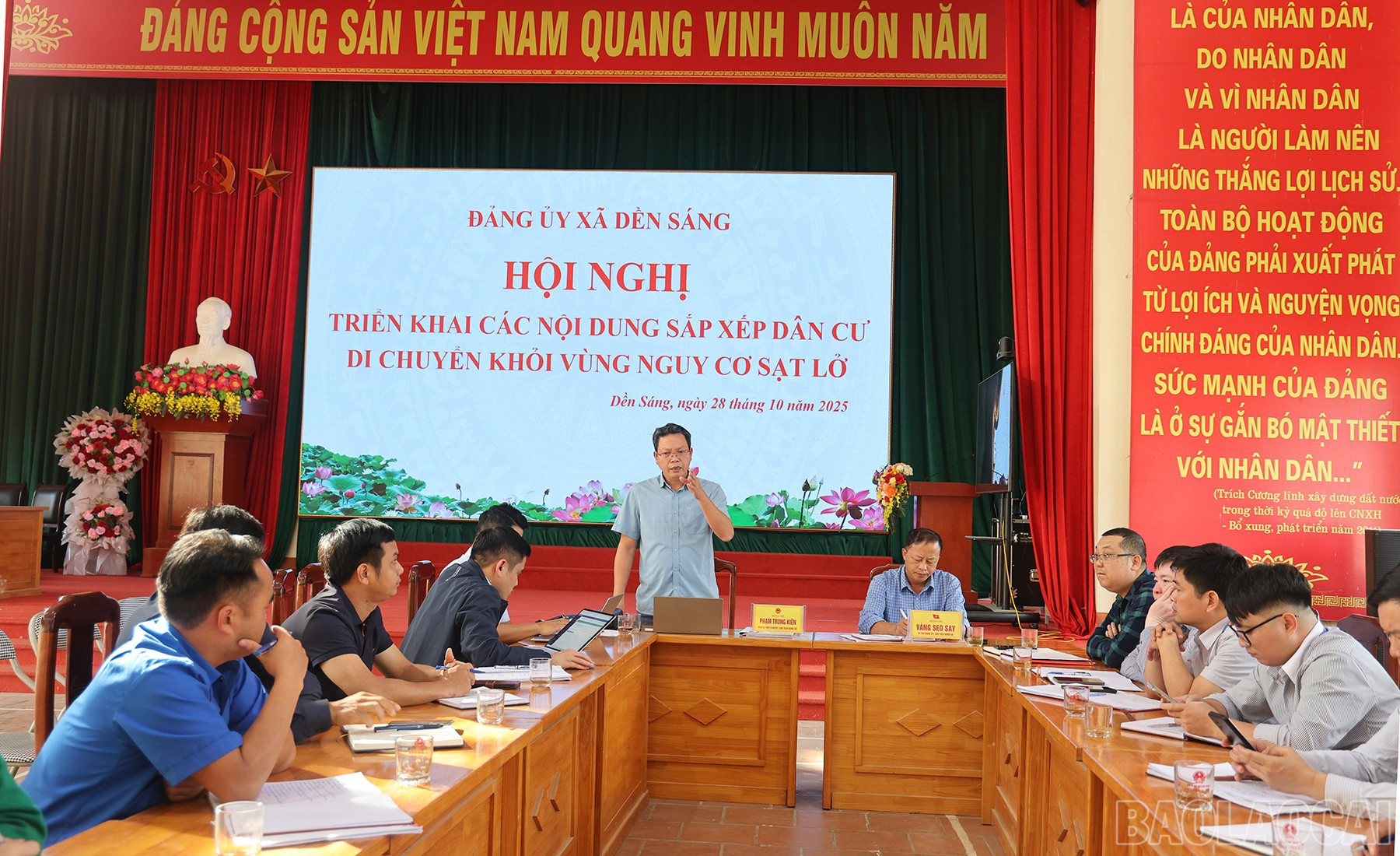 Đảng ủy xã Dền Sáng họp triển khai nhiệm vụ sắp xếp các hộ dân đến khu tái định cư. baolaocai-br_img-8413.jpg