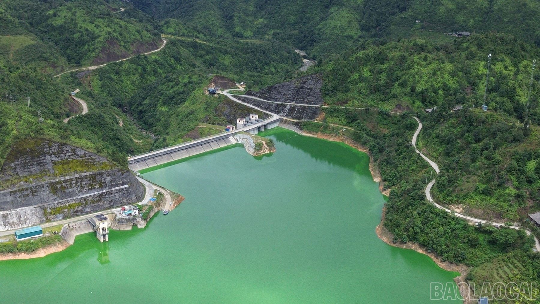 Thủy điện Séo Chong Hô chính thức đi vào vận hành từ năm 2011, cũng từ đó một hồ nước ngọt nhân tạo ở độ cao 1.600 m so với mực nước biển hình thành. baolaocai-br_ch-1.jpg