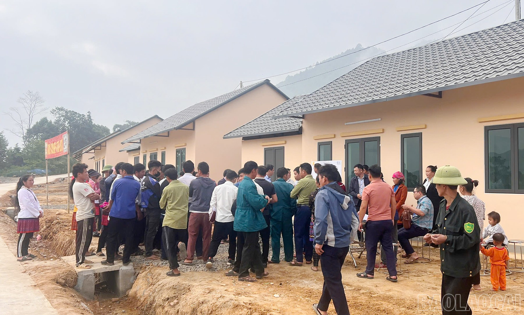 Buổi bốc thăm được tổ chức ngay tại khu tái định cư. baolaocai-br_boctham-5.jpg