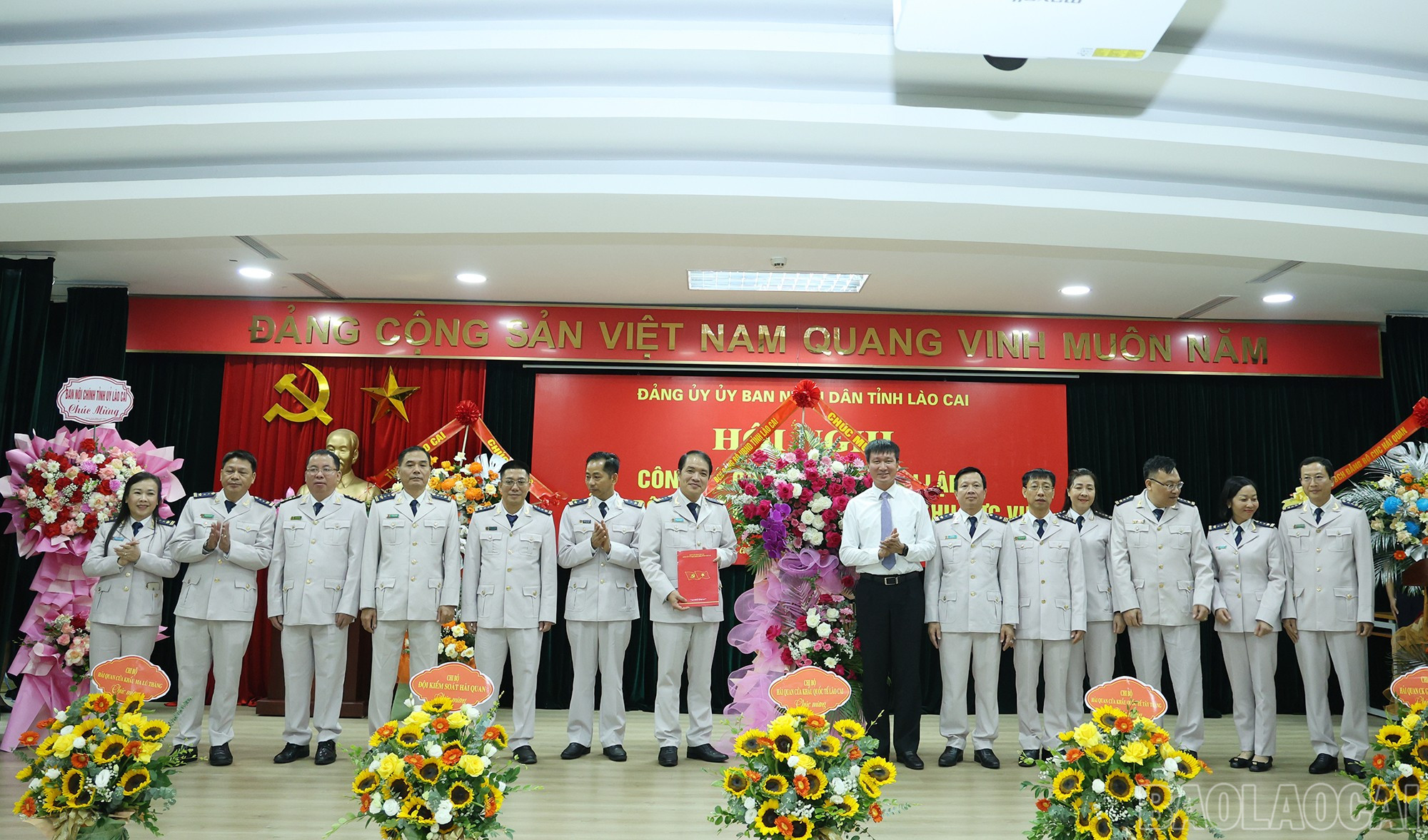 Đồng chí Trần Huy Tuấn, Phó Bí thư Tỉnh ủy, Chủ tịch UBND tỉnh trao Quyết định thành lập Đảng bộ Chi cục Hải quan khu vực VII. baolaocai-br_img-2826.jpg