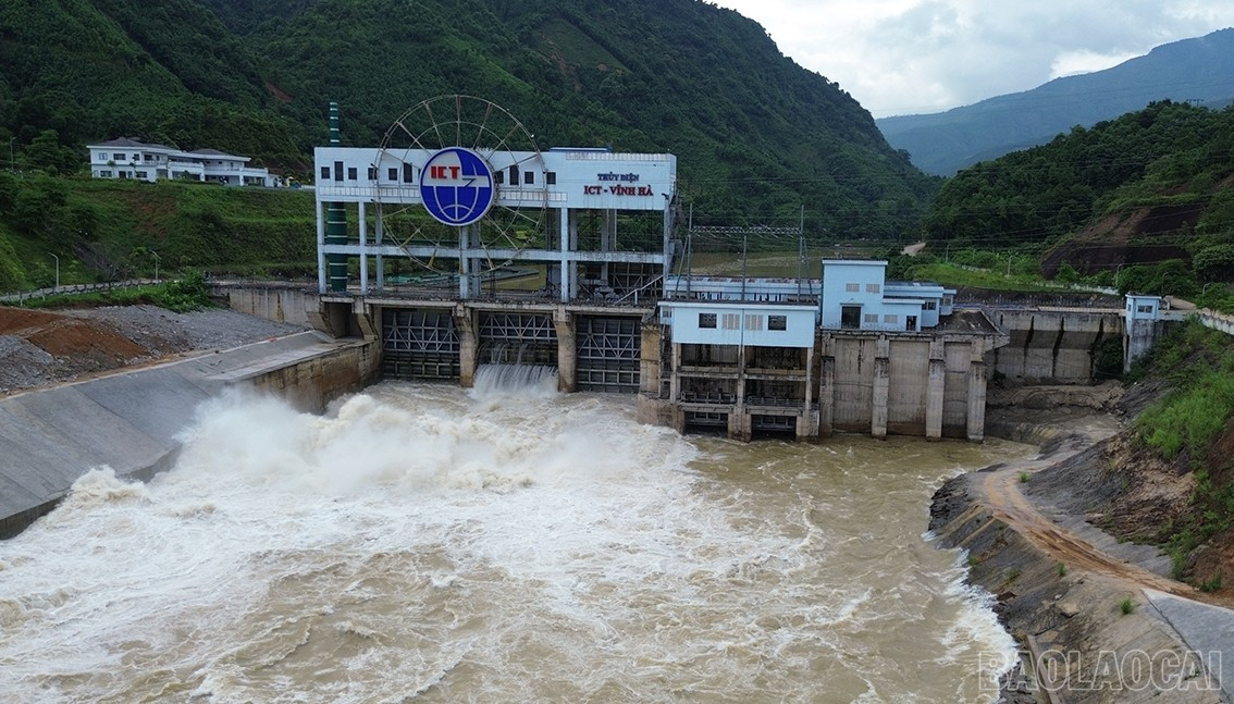 Thủy điện Vĩnh Hà mở cửa xả tràn để đảm bảo an toàn hồ đập. baolaocai-br_dji-0106.jpg