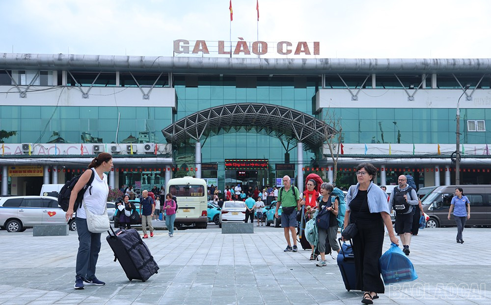 ស្ថានីយ៍ Lao Cai មានសភាពអ៊ូអរក្នុងឱកាសបុណ្យជាតិនៅថ្ងៃទី 2 ខែកញ្ញា។ baolaocai-br_img-3929.jpg