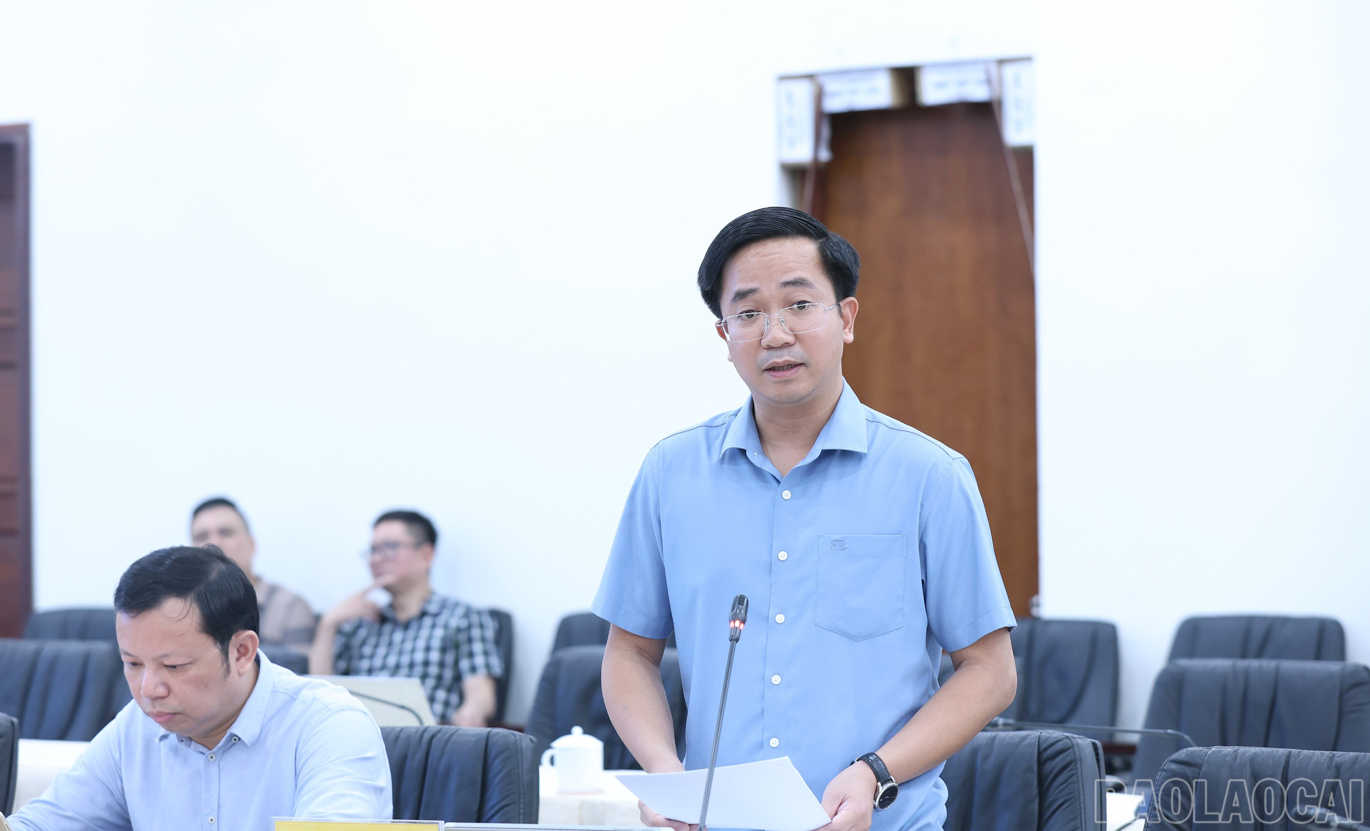 Đồng chí Trần Minh Sáng, Giám đốc Sở Nông nghiệp và Môi trường phát biểu tại phiên họp. baolaocai-br_img-0214.jpg