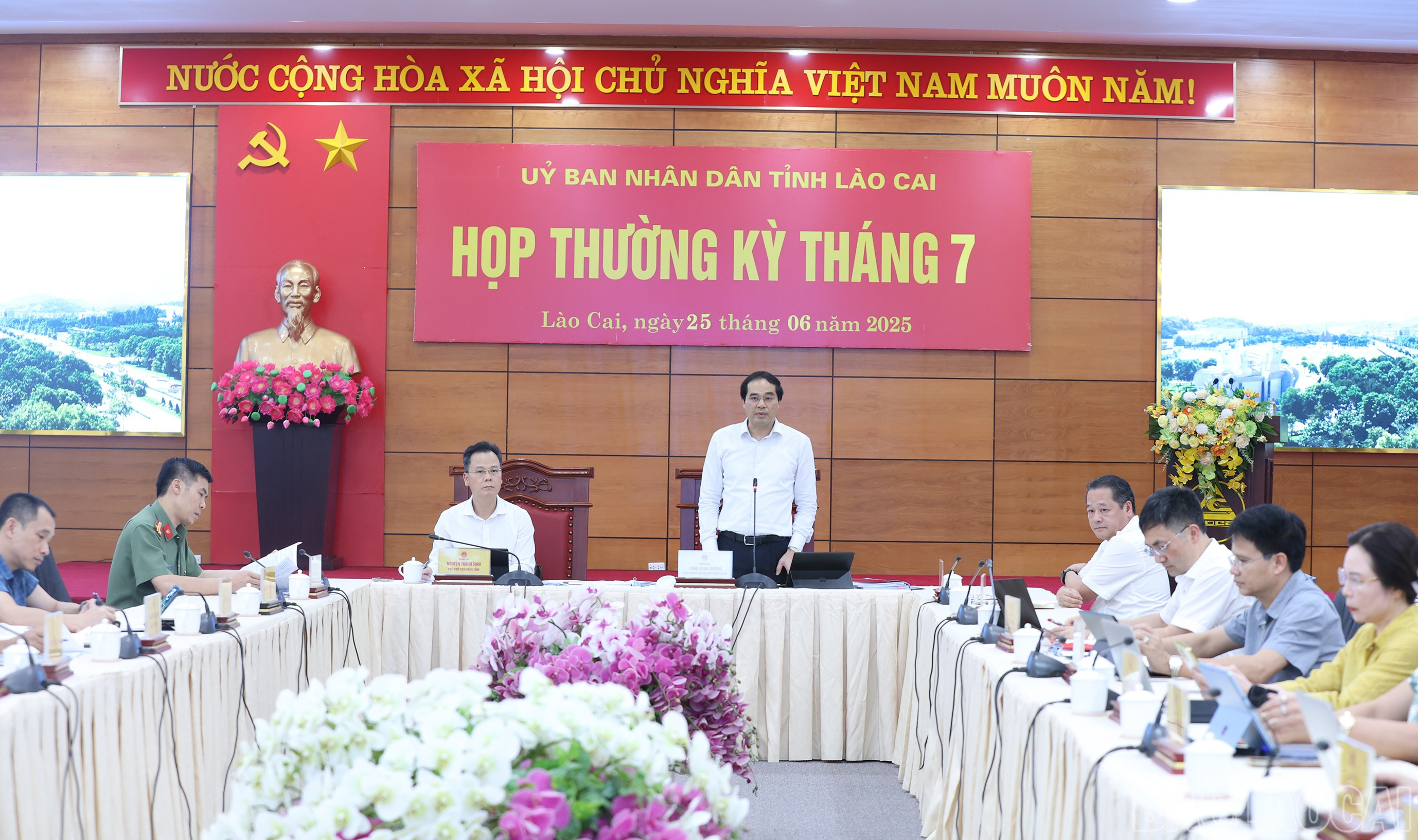 Đồng chí Trịnh Xuân Trường, Bí thư Tỉnh ủy, Chủ tịch UBND tỉnh kết luận phiên họp. baolaocai-br_img-0054.jpg