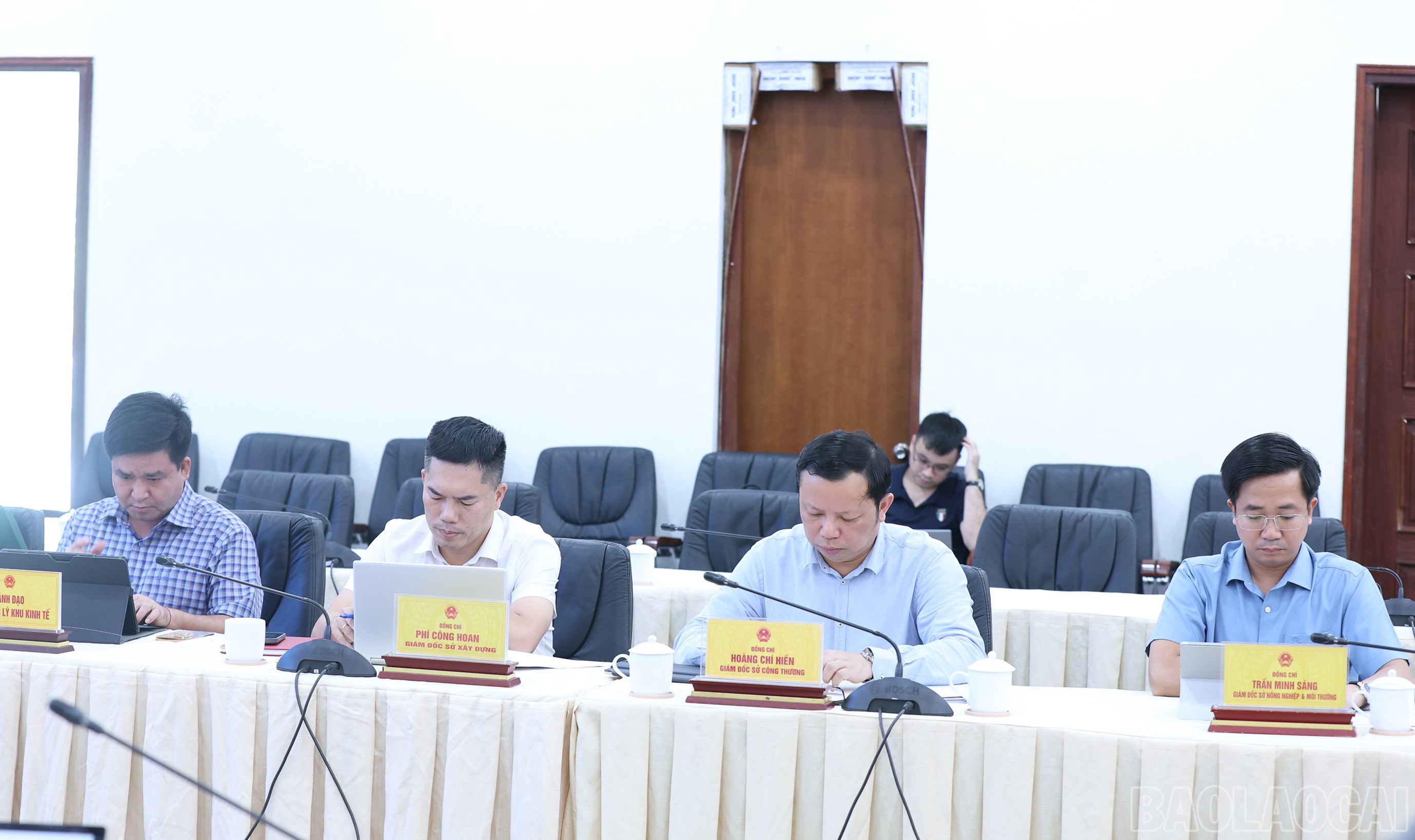 Lãnh đạo các sở, ngành tham dự phiên họp. baolaocai-br_img-0106.jpg