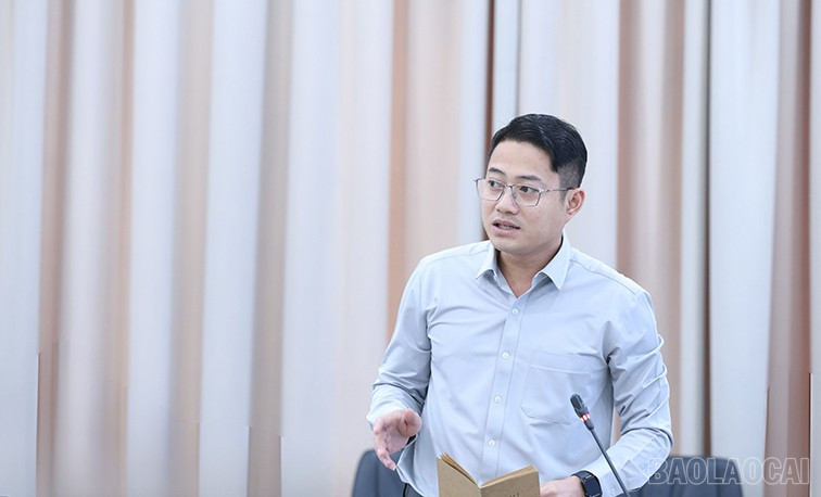 Đồng chí Ngô Hoài Linh, Chủ tịch UBND huyện Văn Bàn phát biểu tại phiên họp. baolaocai-br_img-0186.jpg