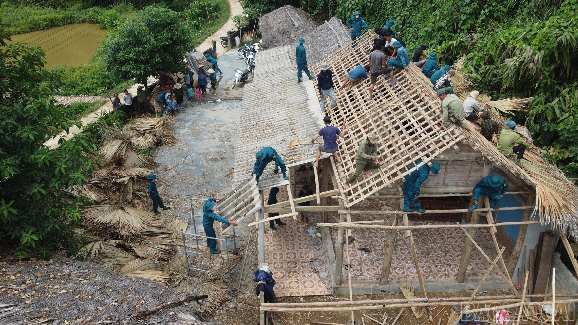 Các lực lượng hỗ trợ người dân di dời nhà ở, tài sản đến nơi ở mới phục vụ xây dựng Cảng Hàng không Sa Pa. baolaocai-br_dji-0630.jpg