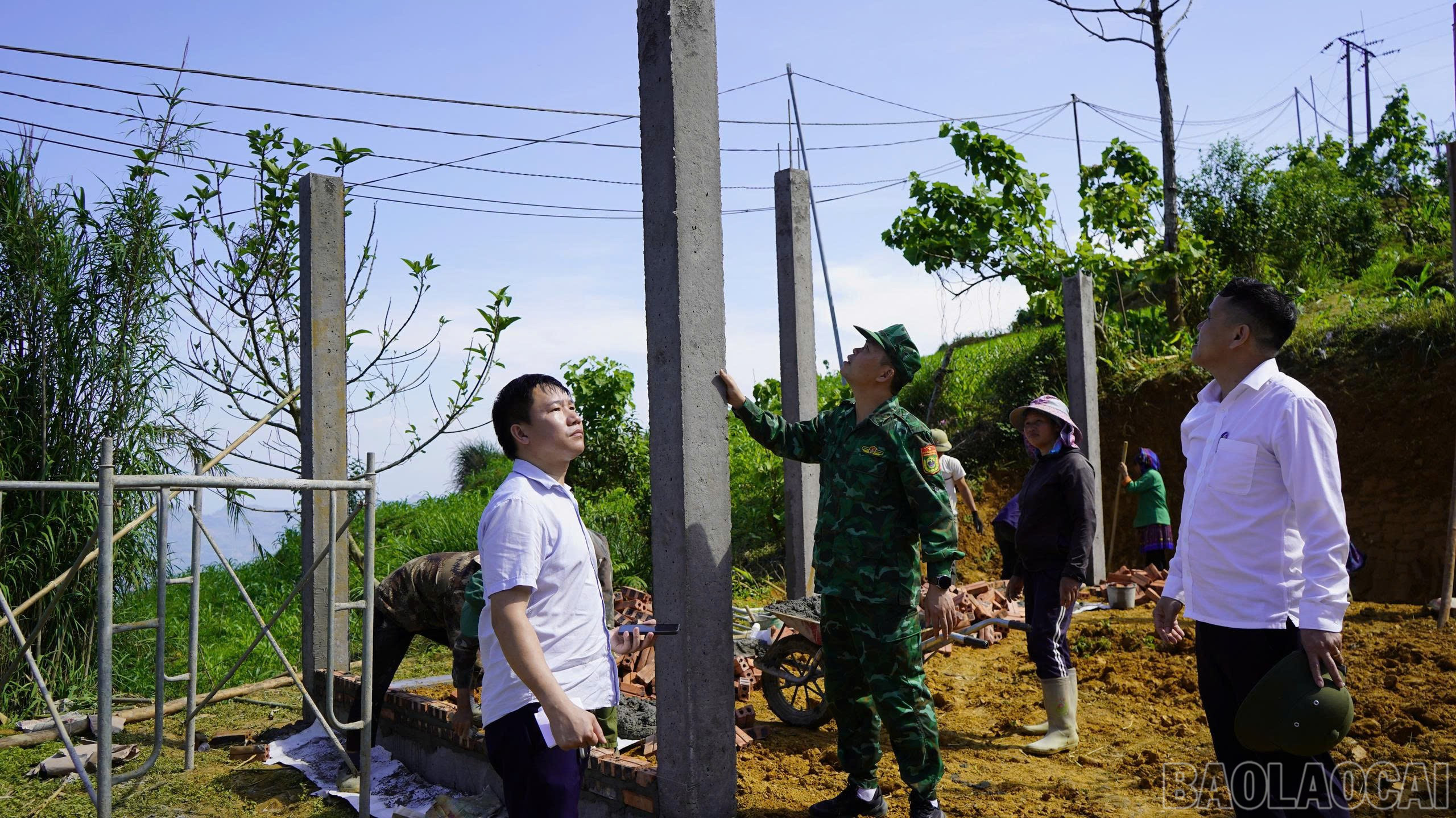 Lãnh đạo huyện Mường Khương và xã Tả Thàng kiểm tra tiến độ xóa nhà tạm. baolaocai-br_z6687581864324-d332fa8ae04b7518ae4e518ccb72b2cb.jpg