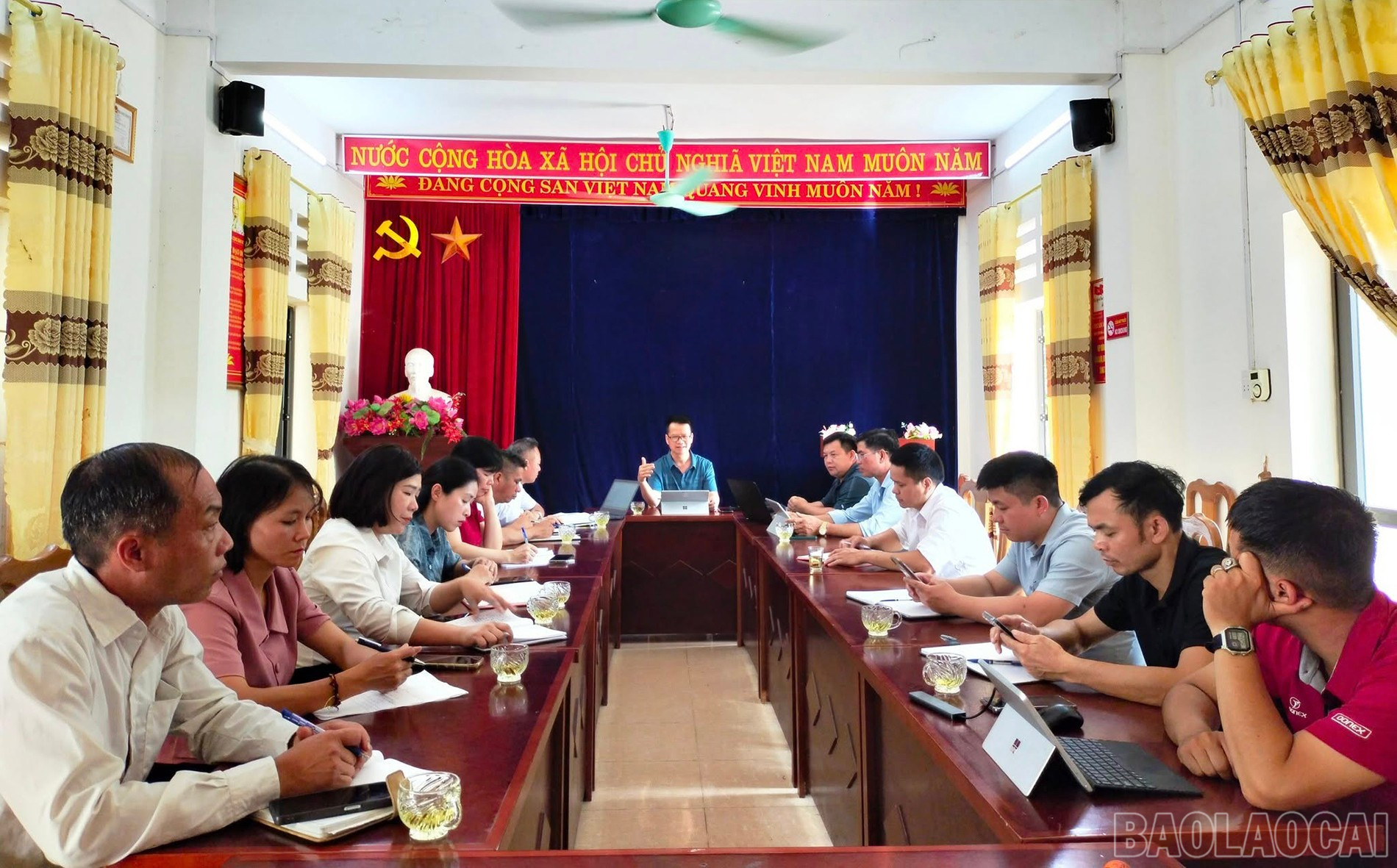Lãnh đạo huyện Bắc Hà làm việc với Thường trực Đảng ủy 3 xã: Cốc Lầu, Nậm Lúc, Bản Cái chuẩn bị cho công tác sáp nhập. baolaocai-br_499418883-695790762824046-350616421579331317-n.jpg