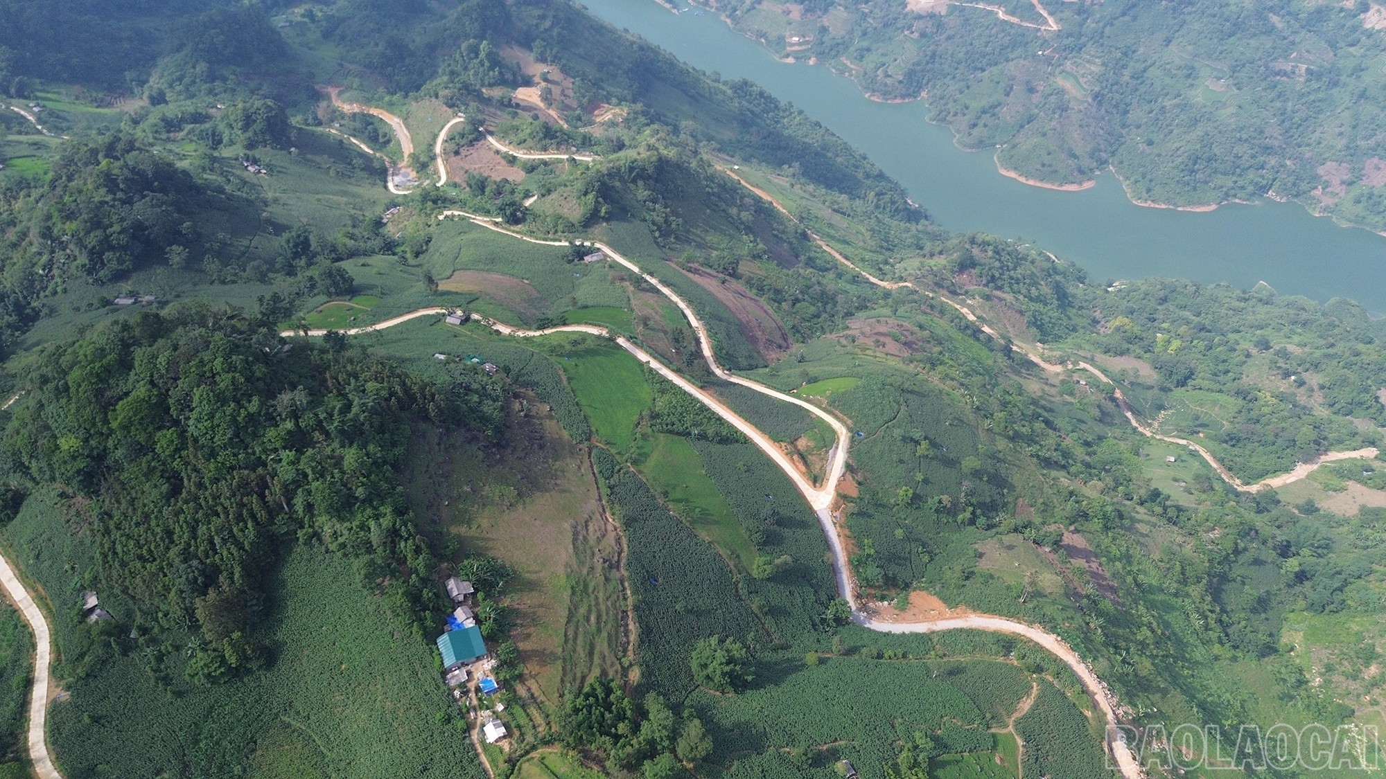 Đường giao thông nông thôn ở Tả Thàng. baolaocai-br_dji-0893.jpg