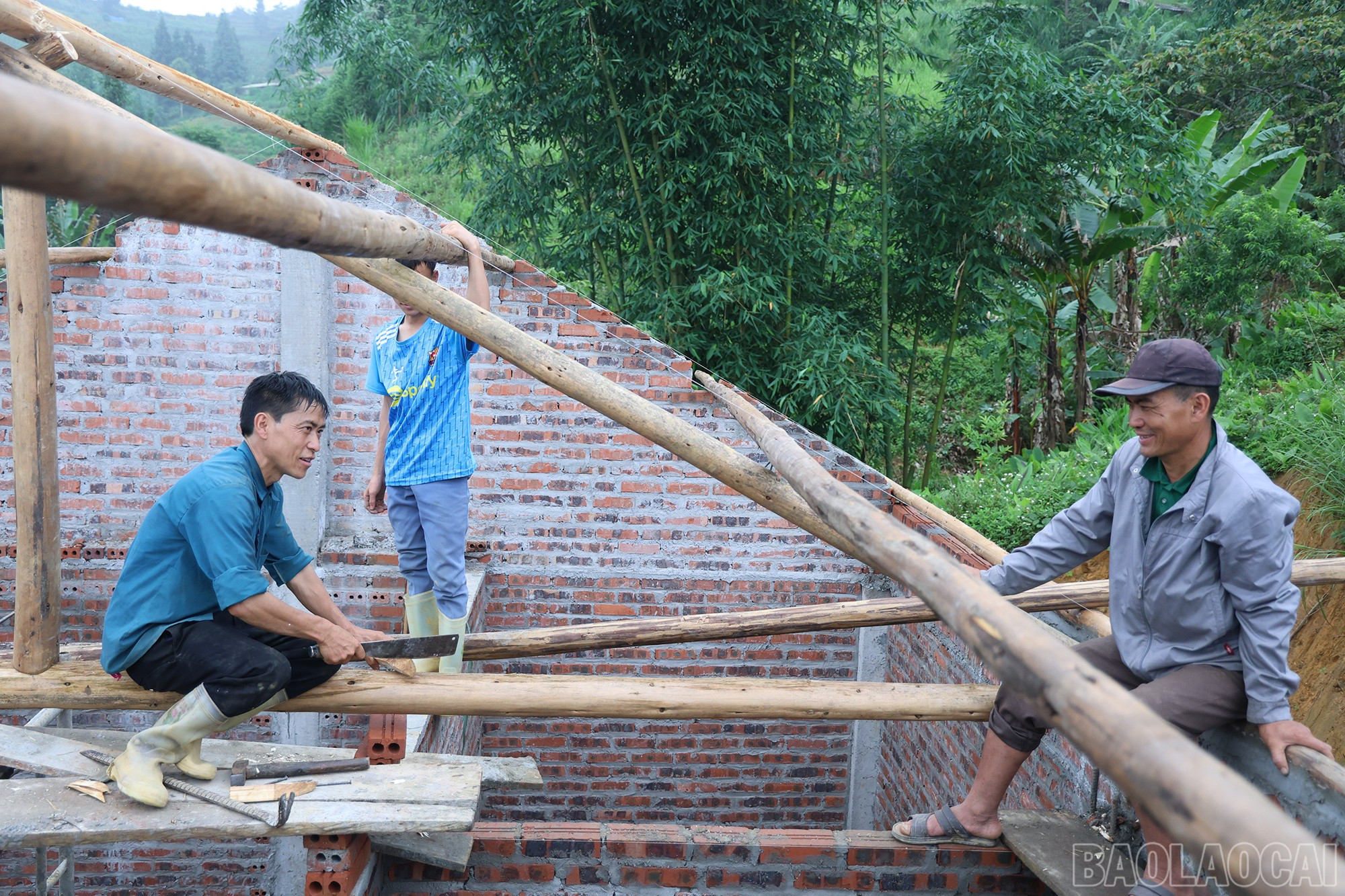 Những căn nhà mới đang dần hoàn thiện trong niềm vui của bà con. baolaocai-br_img-1325.jpg