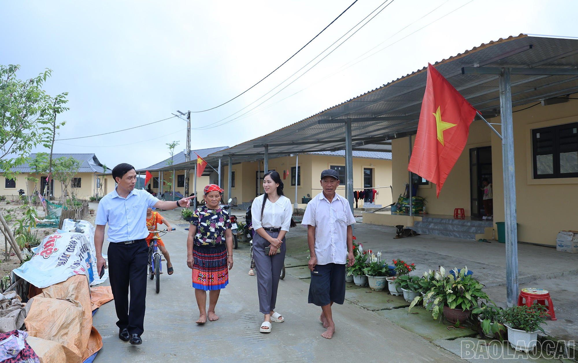 Bí thư Nguyễn Xuân Giang trò chuyện với người dân bản Nậm Tông. baolaocai-br_img-1751.jpg