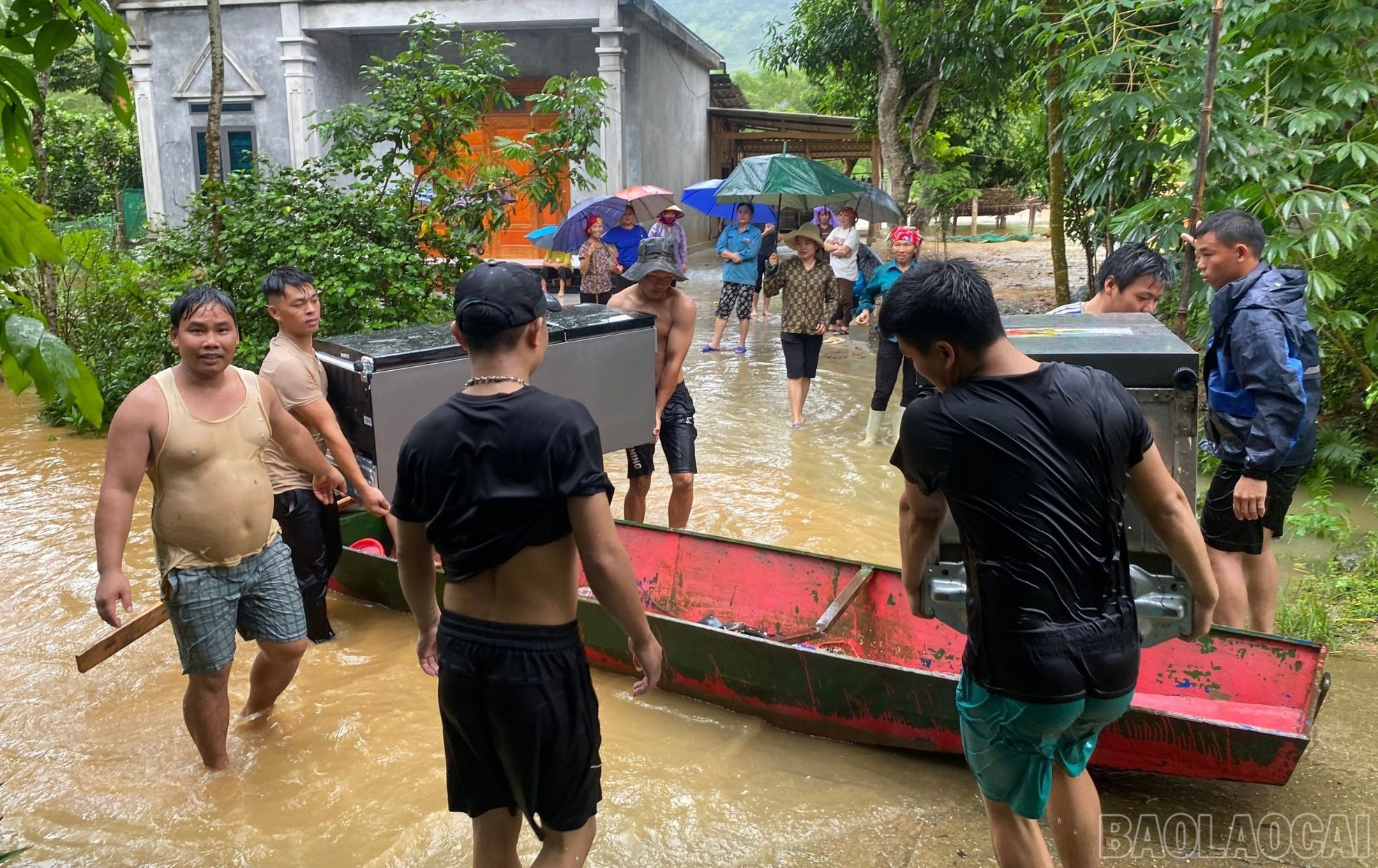 Người dân Bản Trang sơ tán tài sản khỏi khu vực ngập lụt. baolaocai-br_14.jpg