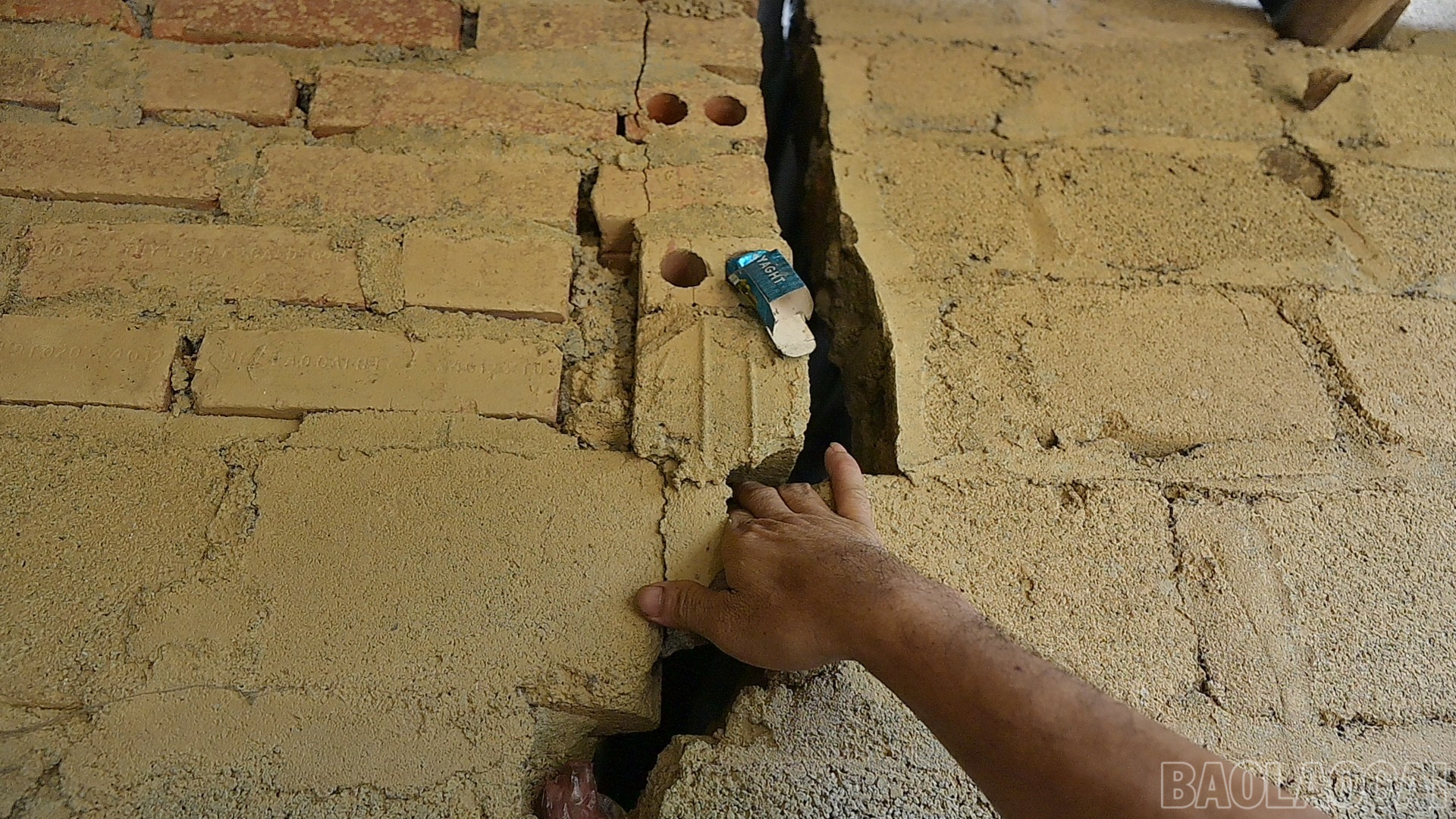 Nhà cửa bị sụt lún, nứt tường do ngập lụt. baolaocai-br_aaa-2.jpg
