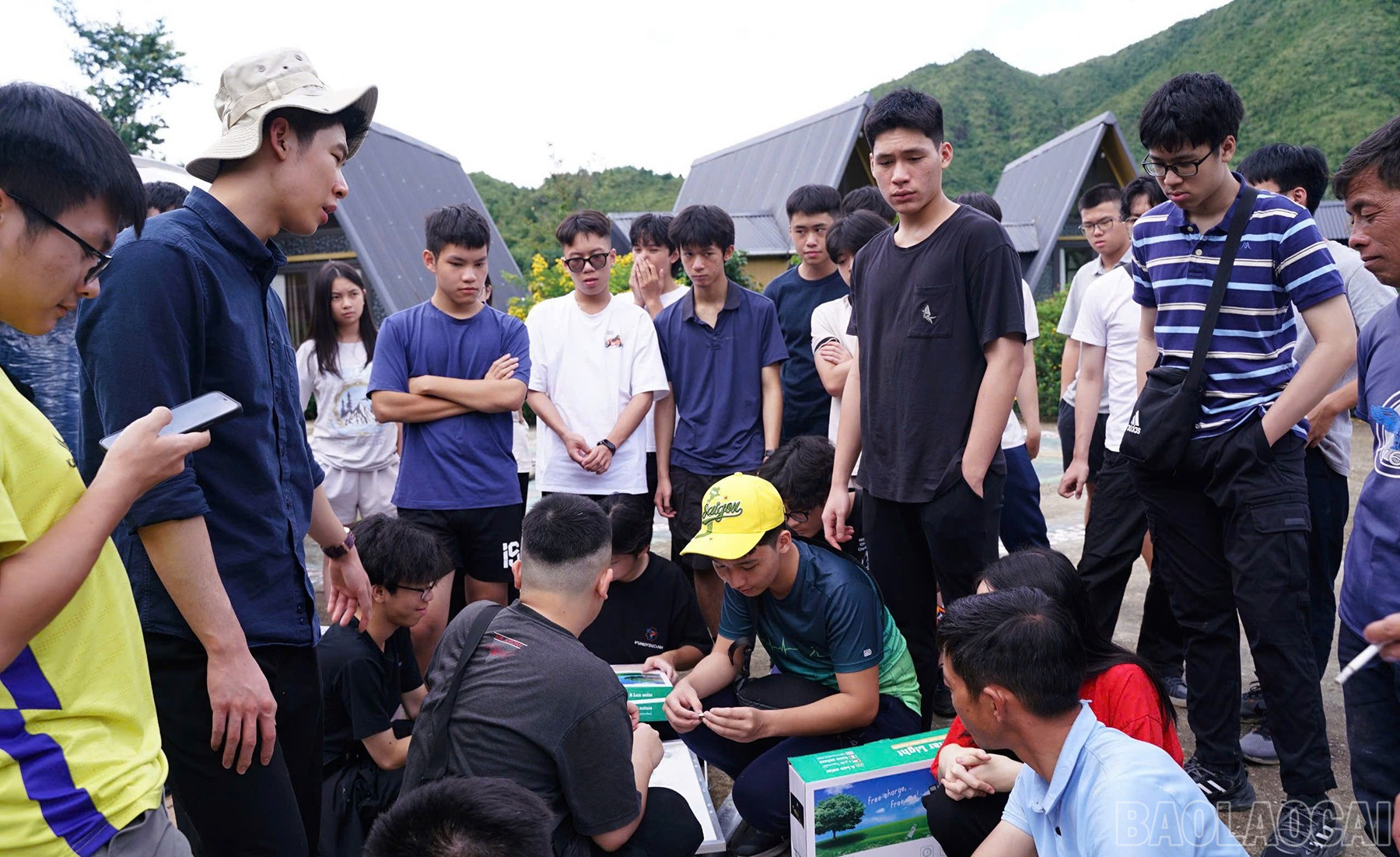 Quỳnh Anh và nhóm nghiên cứu giới thiệu ứng dụng ra cộng đồng. baolaocai-br_hs-20.jpg