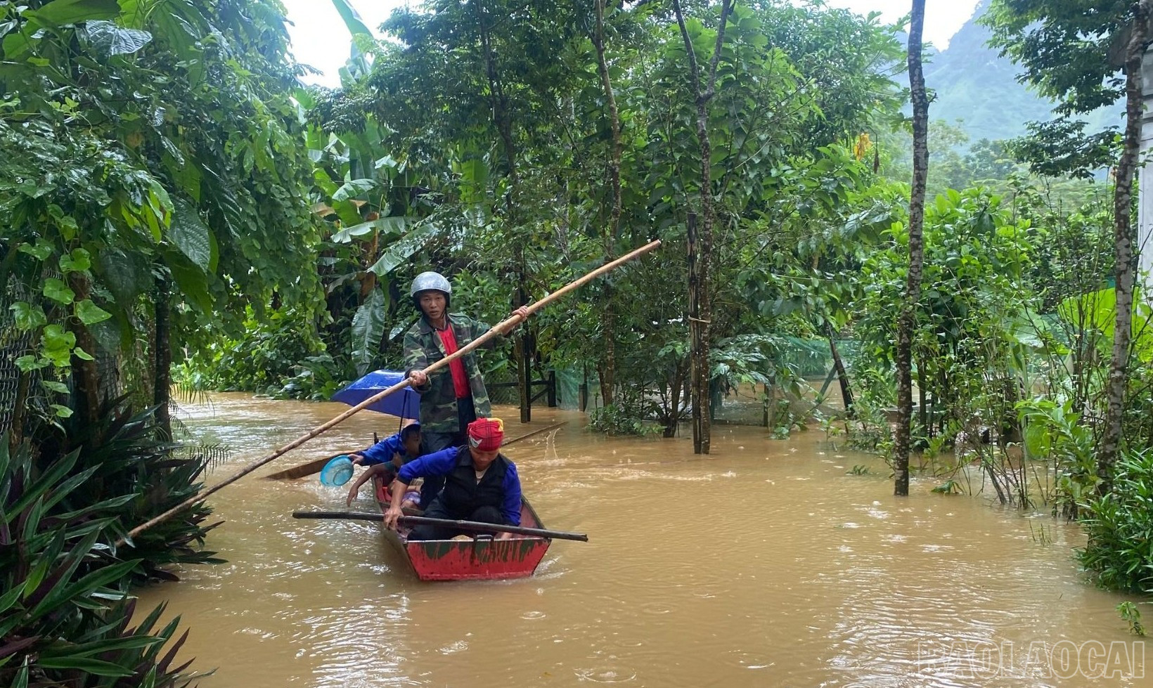 Người dân di chuyển bằng thuyền trên tuyến đường liên thôn. baolaocai-br_17.jpg