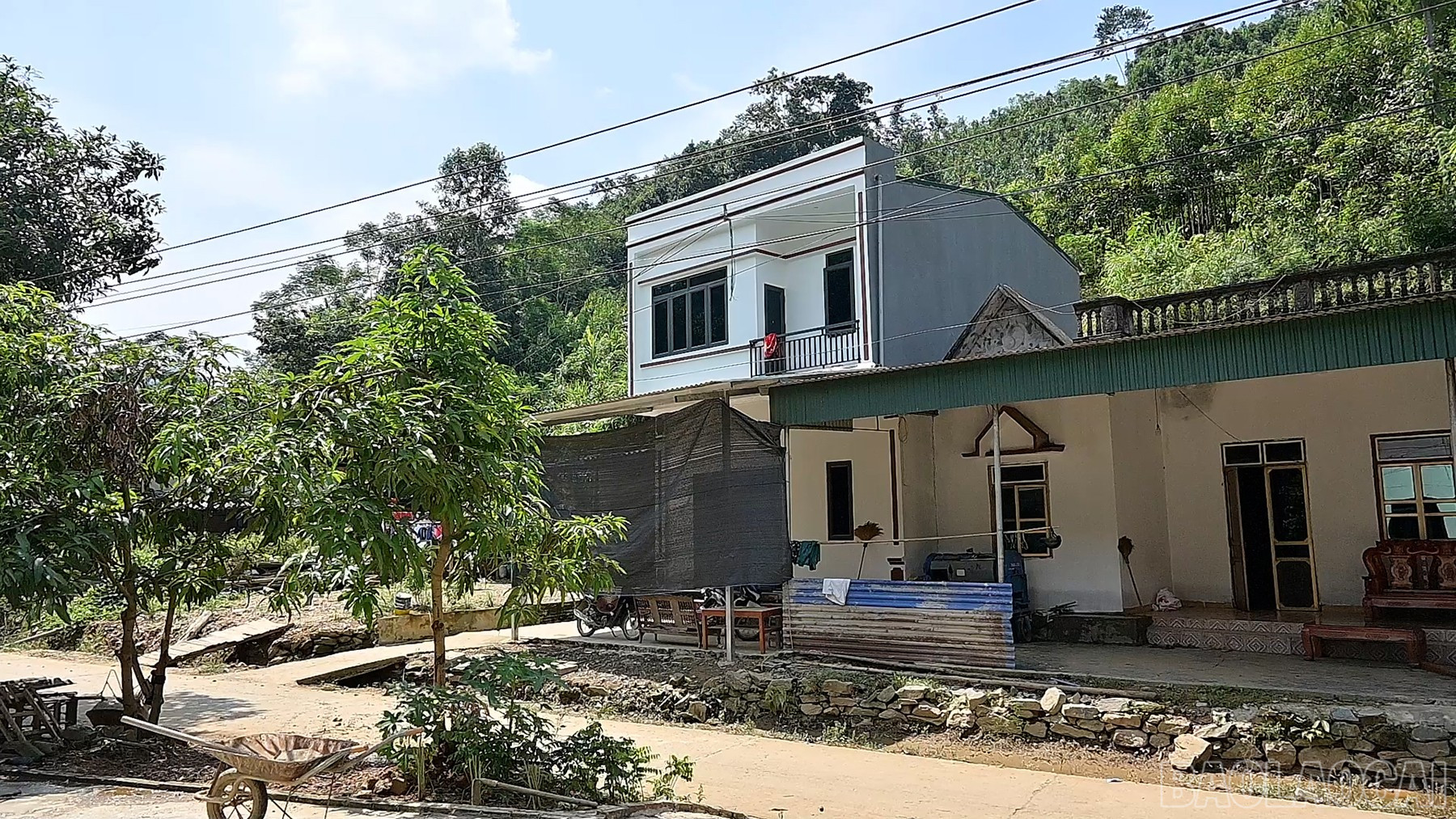 Những ngấn nước vẫn còn hiện rõ sau nhiều ngày nước rút. baolaocai-br_aaa-4.jpg