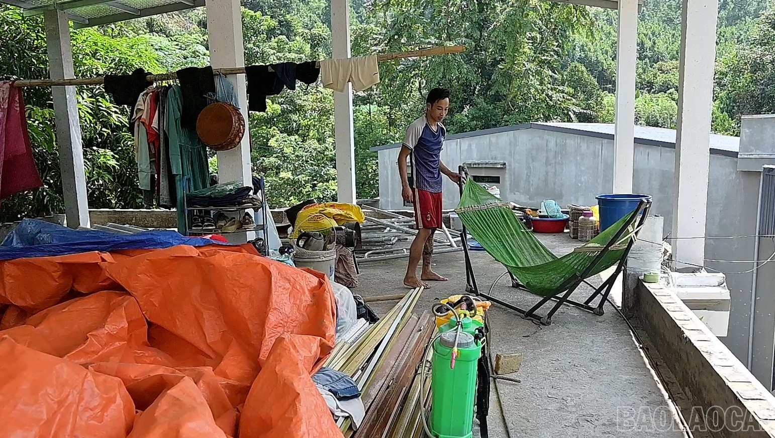 Tài sản của các hộ dân trong thôn được gửi tại sân thượng một hộ dân. baolaocai-br_aaa-3.jpg