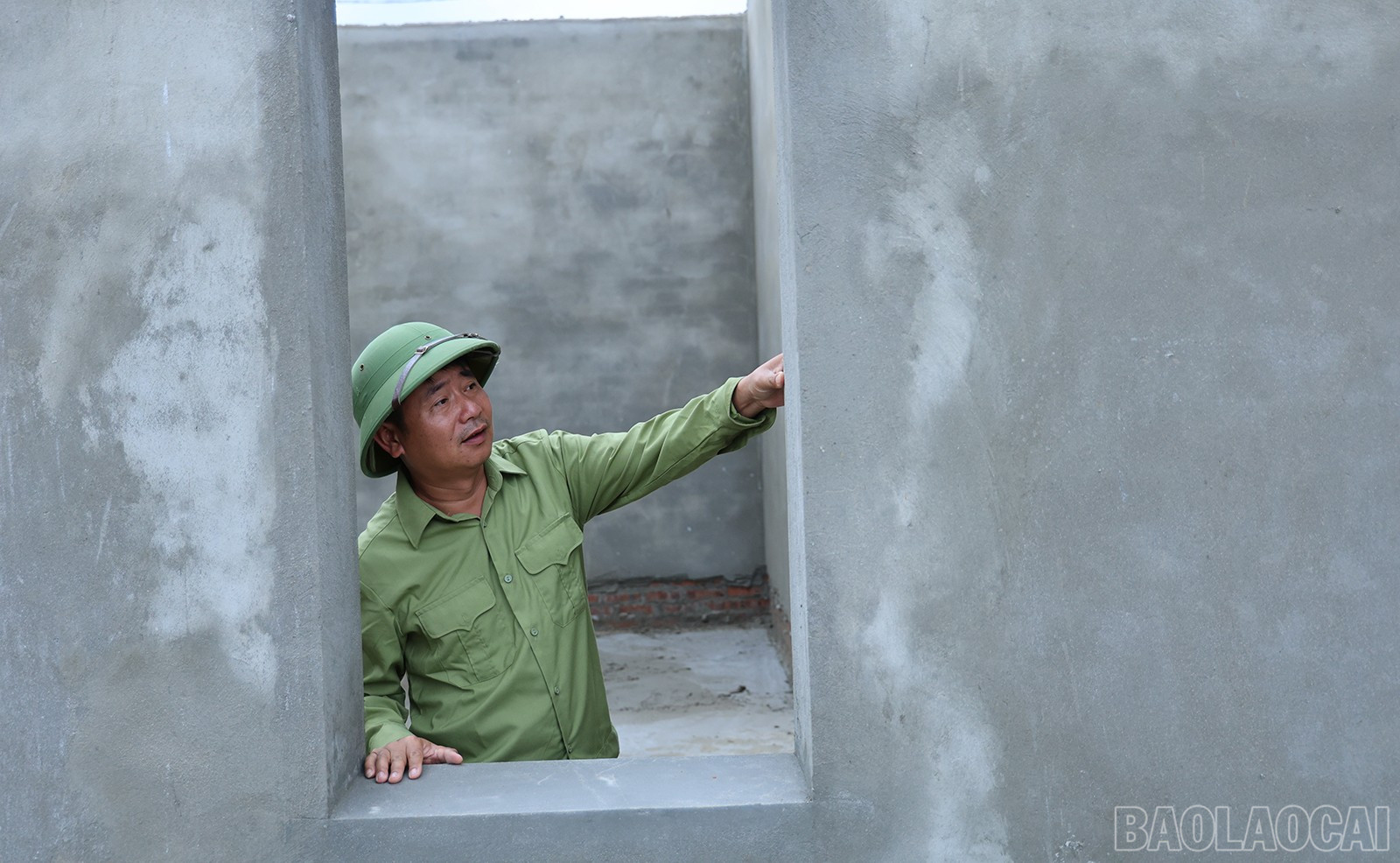 Ông Đinh Xuân Hà, Chỉ huy trưởng công trường chia sẻ: “Chúng tôi xác định đây là nhiệm vụ chính trị quan trọng. Bà con mất mát nhiều sau thiên tai, nên dù là ngày lễ, anh em vẫn tình nguyện ở lại công trường”. baolaocai-br_img-8006.jpg