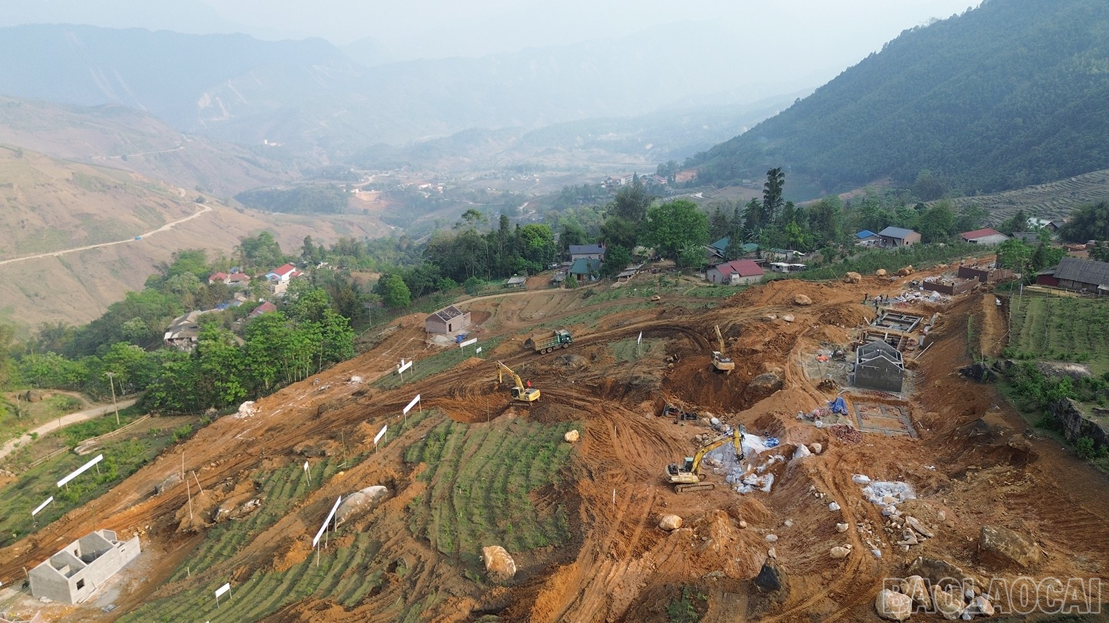 Những ngôi nhà kiên cố đầu tiên đã dần hiện hữu, mang lại hy vọng và niềm vui cho bà con sau những mất mát do thiên tai. baolaocai-br_dji-0616.jpg
