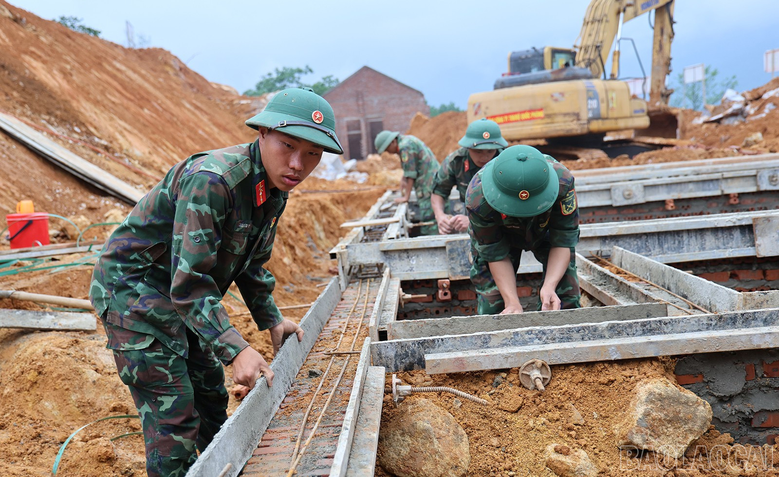Nhưng những khó khăn chỉ càng làm cho cán bộ, chiến sĩ thêm quyết tâm. baolaocai-br_img-7948.jpg