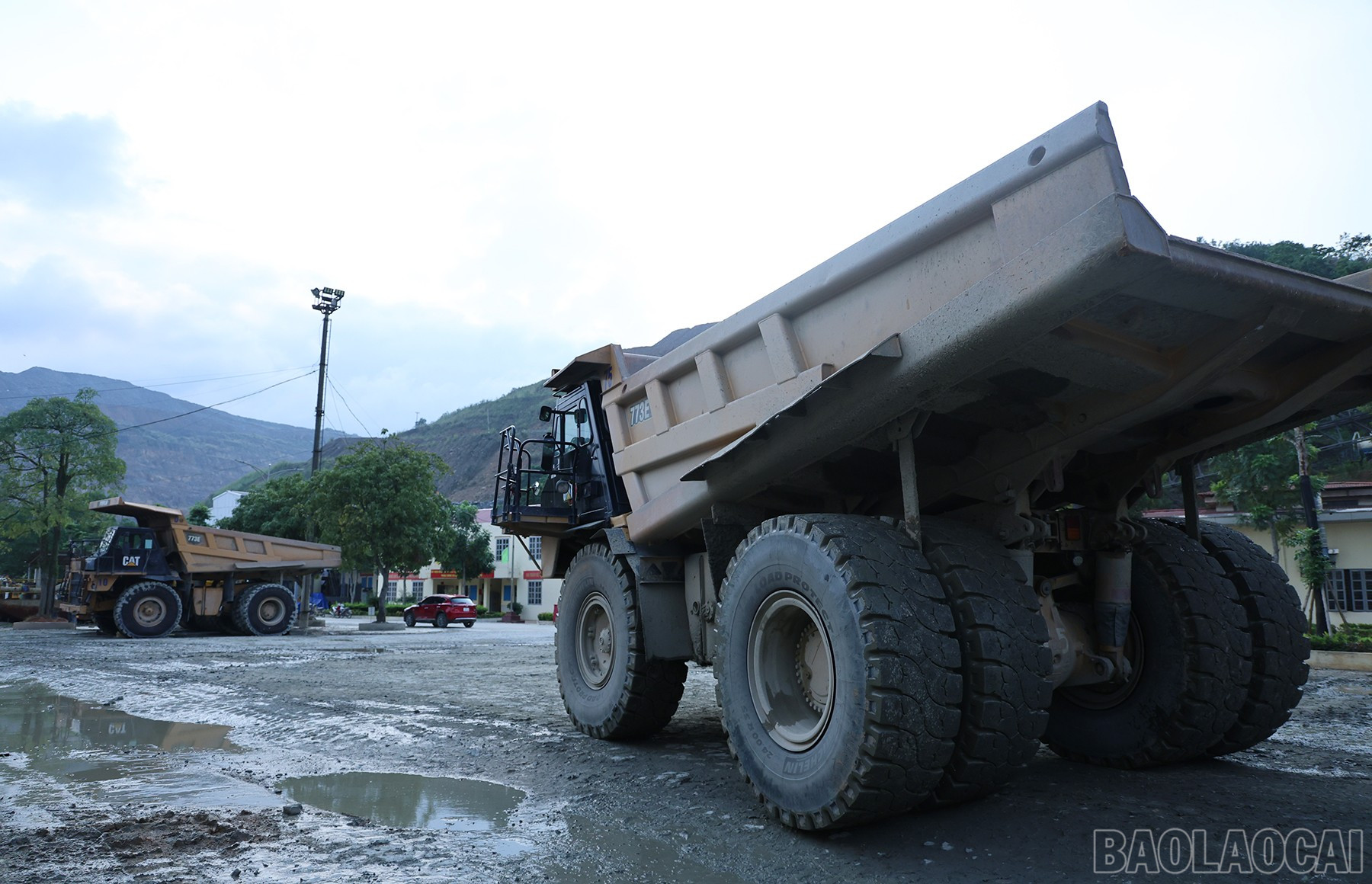 Chiếc xe hoàn thành công tác sửa chữa lại lên đường làm nhiệm vụ trong niềm vui của những người thợ. baolaocai-br_img-7834.jpg
