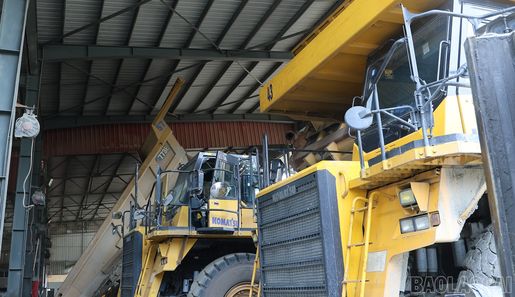 Trong đó, hai dòng xe được sử dụng nhiều nhất là xe Komatsu của Nhật Bản... baolaocai-br_img-7818.jpg