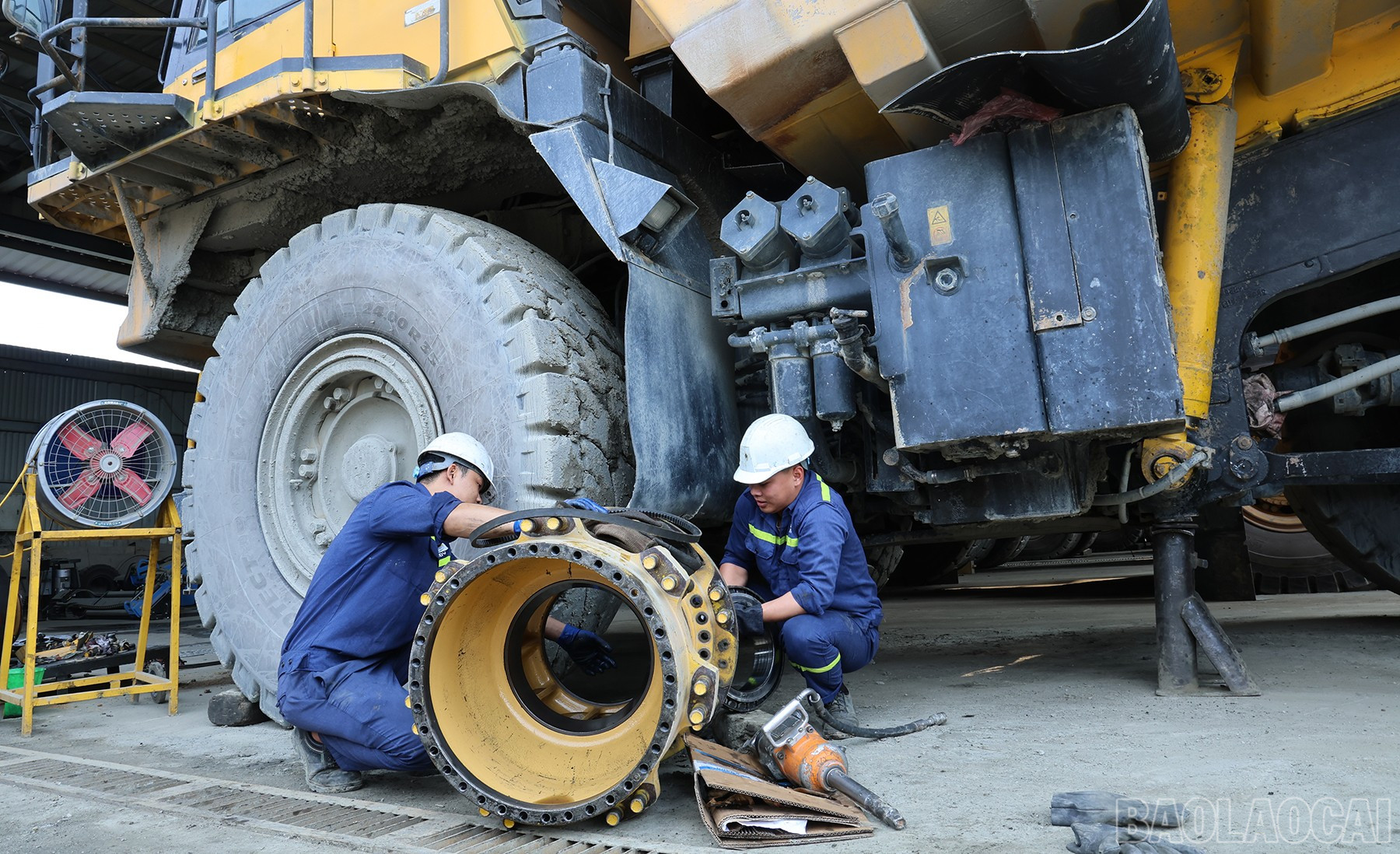 Sau những giờ vận hành trên khai trường, những chiếc siêu xe tải được đưa về xưởng sửa chữa để bảo dưỡng định kỳ. baolaocai-br_img-7815.jpg
