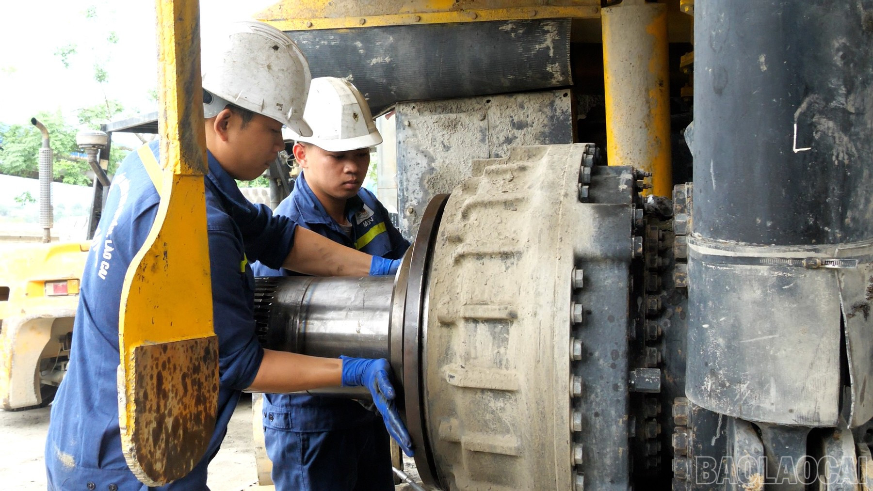 Anh Vàng Văn Thắng - công nhân sửa chữa cho biết ngoài kiến thức học tại trường, khi về làm việc tại xưởng đã được các thế hệ kỹ sư, công nhân đi trước đào tạo, truyền lại nhiều kỹ năng để làm chủ quy trình sửa chữa, bảo dưỡng những chiếc siêu xe tải này. baolaocai-br_150-346900-00-52-07still004.jpg
