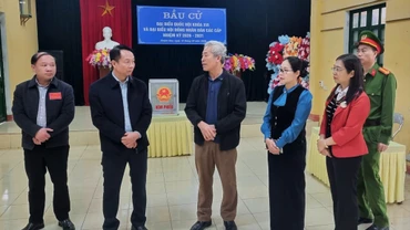 Phó Chủ tịch Thường trực HĐND tỉnh Vũ Quỳnh Khánh kiểm tra công tác bầu cử tại xã Khánh Hòa và xã Phúc Lợi