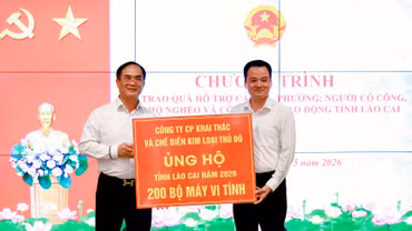 Lào Cai tiếp nhận 200 máy tính và 1.000 suất quà an sinh xã hội