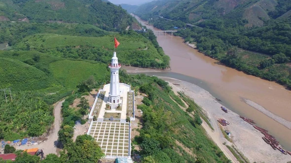 Nơi con sông Hồng chảy vào đất Việt