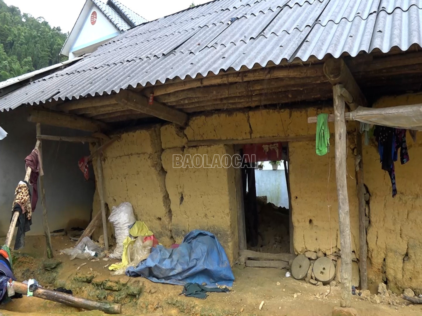 ជញ្ជាំងដីទាំងមូលនៅខាងក្រោយផ្ទះគ្រួសារលោក លី សៀវជូ បានបាក់រលំ។ baolaocai-c_10.jpg
