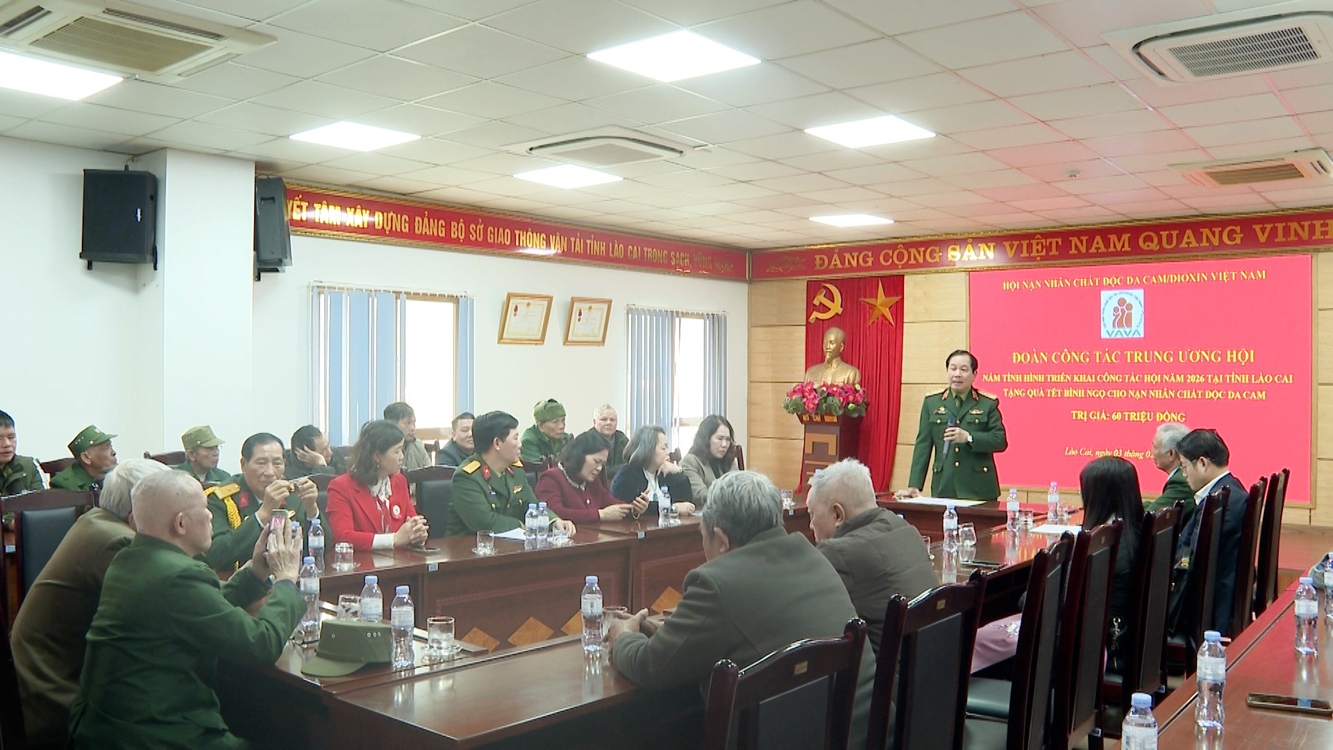 Trung tướng Nguyễn Hữu Chính chúc năm mới các nạn nhân chất độc da cam tỉnh Lào Cai.