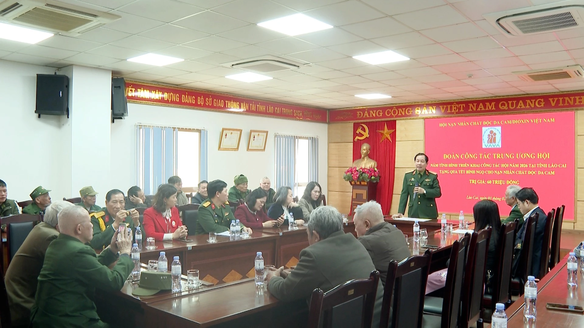 Trung tướng Nguyễn Hữu Chính chúc năm mới các nạn nhân chất độc da cam tỉnh Lào Cai.