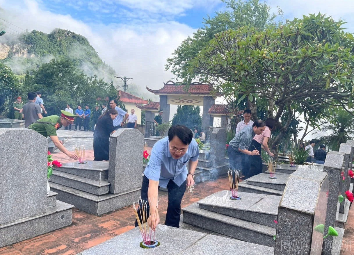 Dâng hương tưởng niệm các anh hùng liệt sĩ.