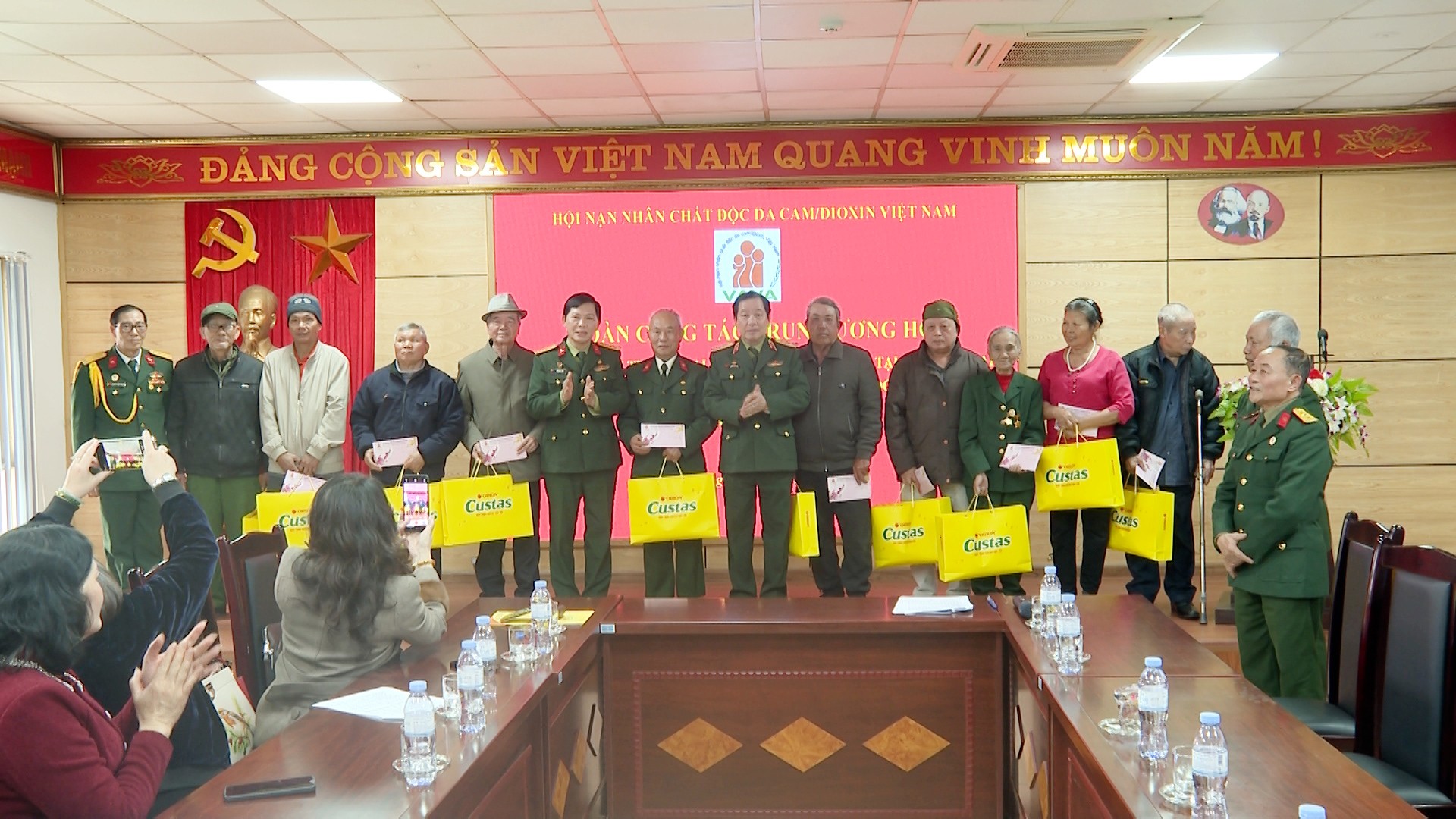 Trung ương Hội Nạn nhân chất độc da cam/dioxin Việt Nam trao quà Tết cho nạn nhân chất độc da cam tỉnh Lào Cai.